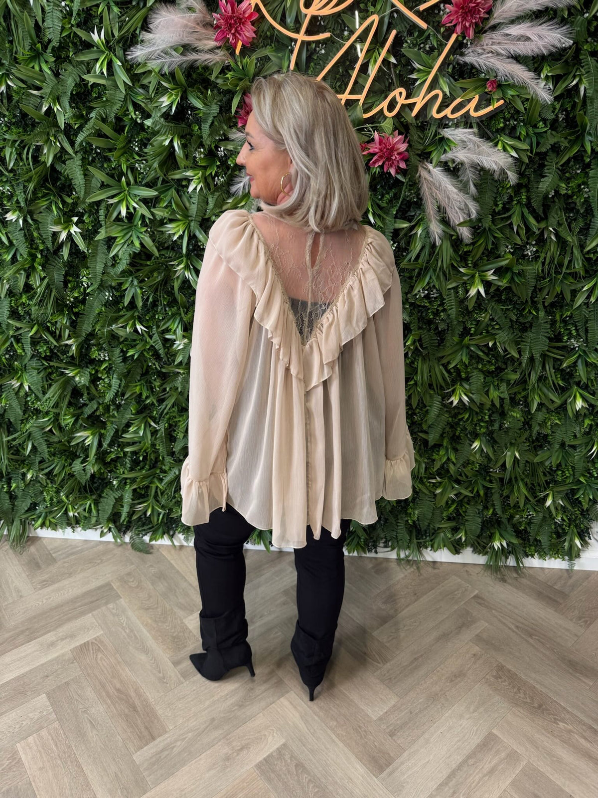 Top roezels en met kant beige