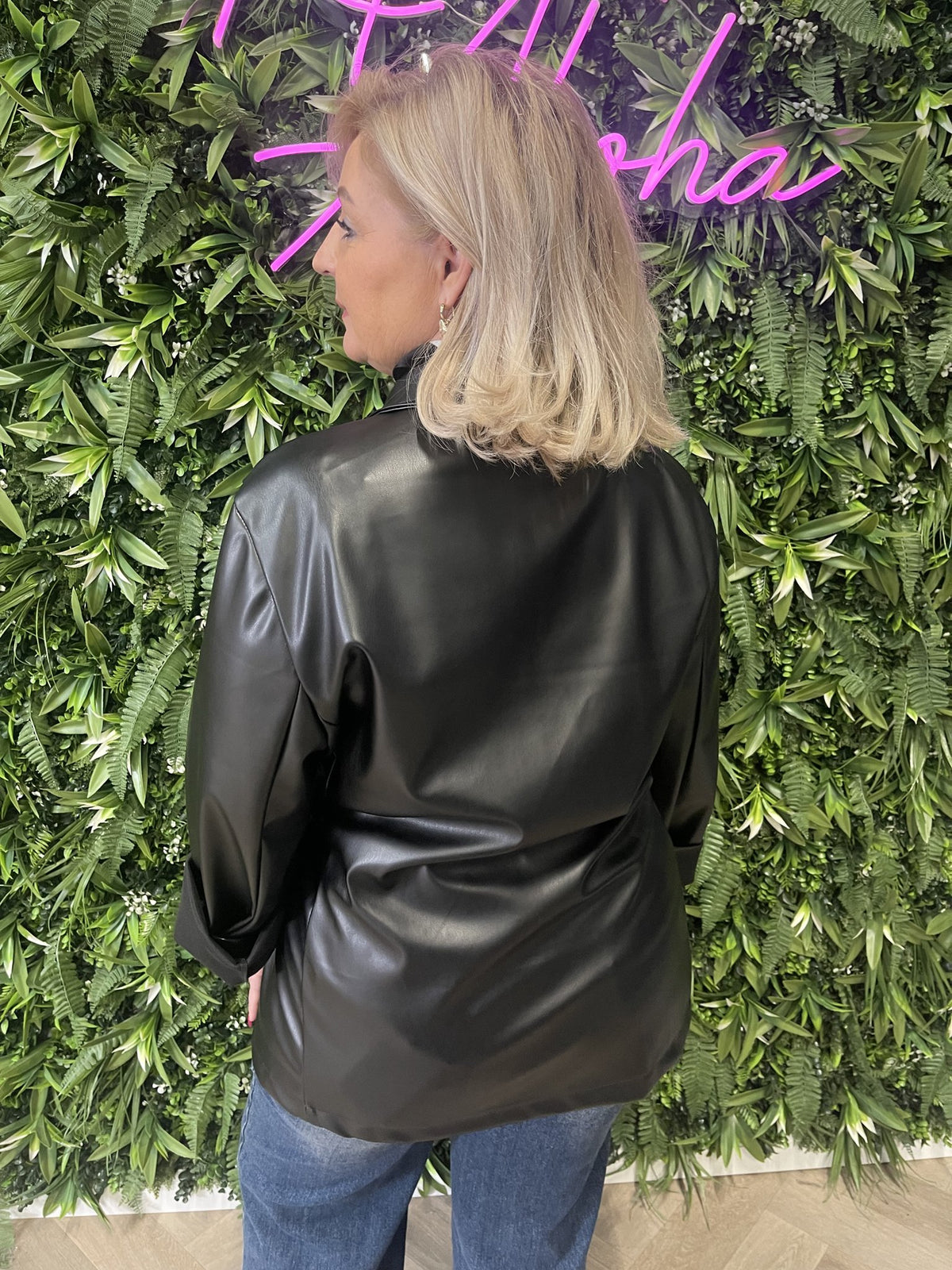 Leahterlook jas met ceintuur zwart