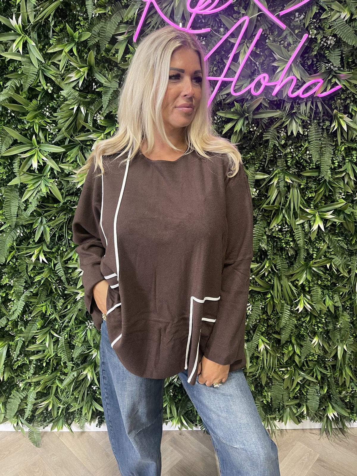Trui ronde hals met streep detail donkerbruin