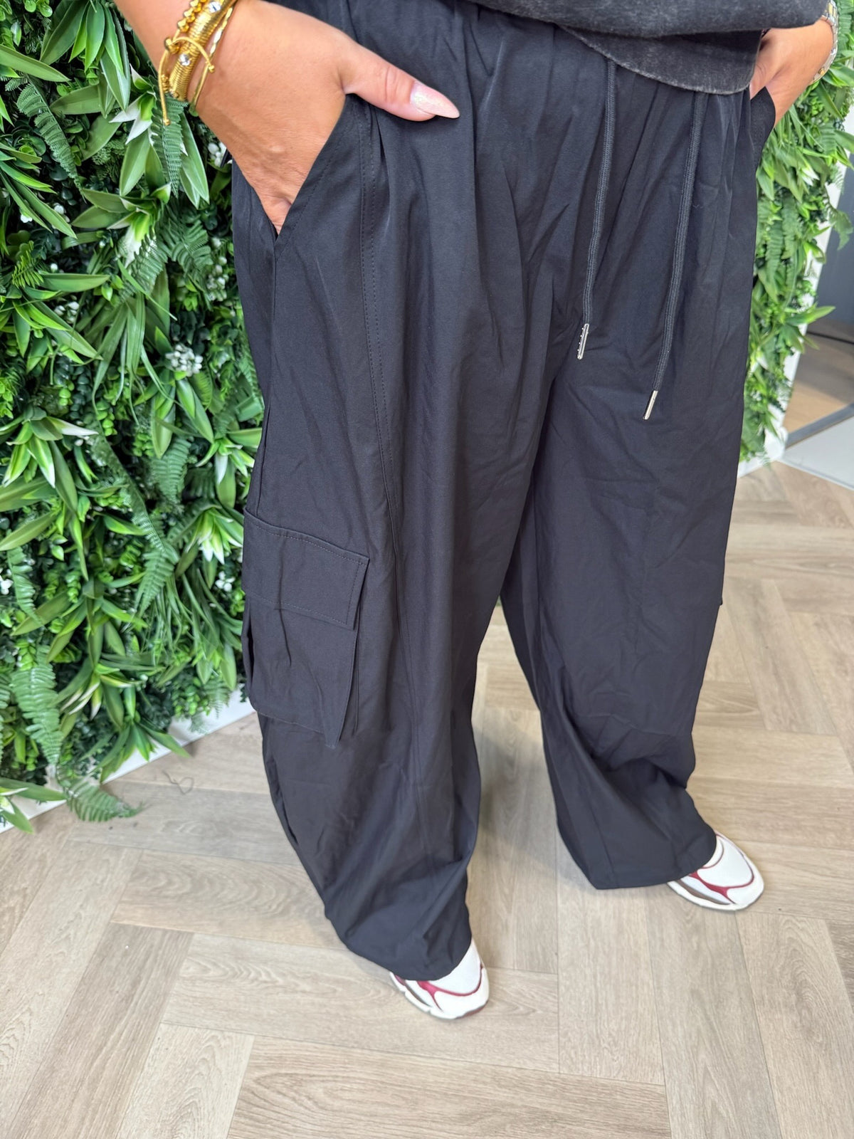 Cargo parachute broek met aantrekkoord zwart