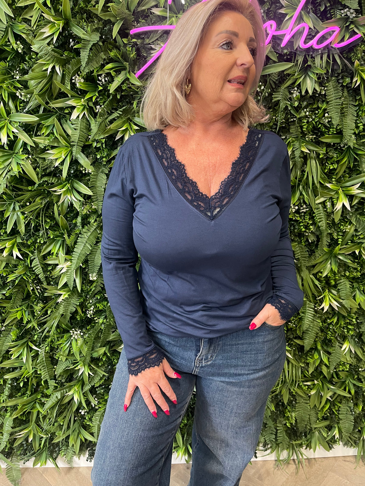 Top met kanten v-hals marineblauw