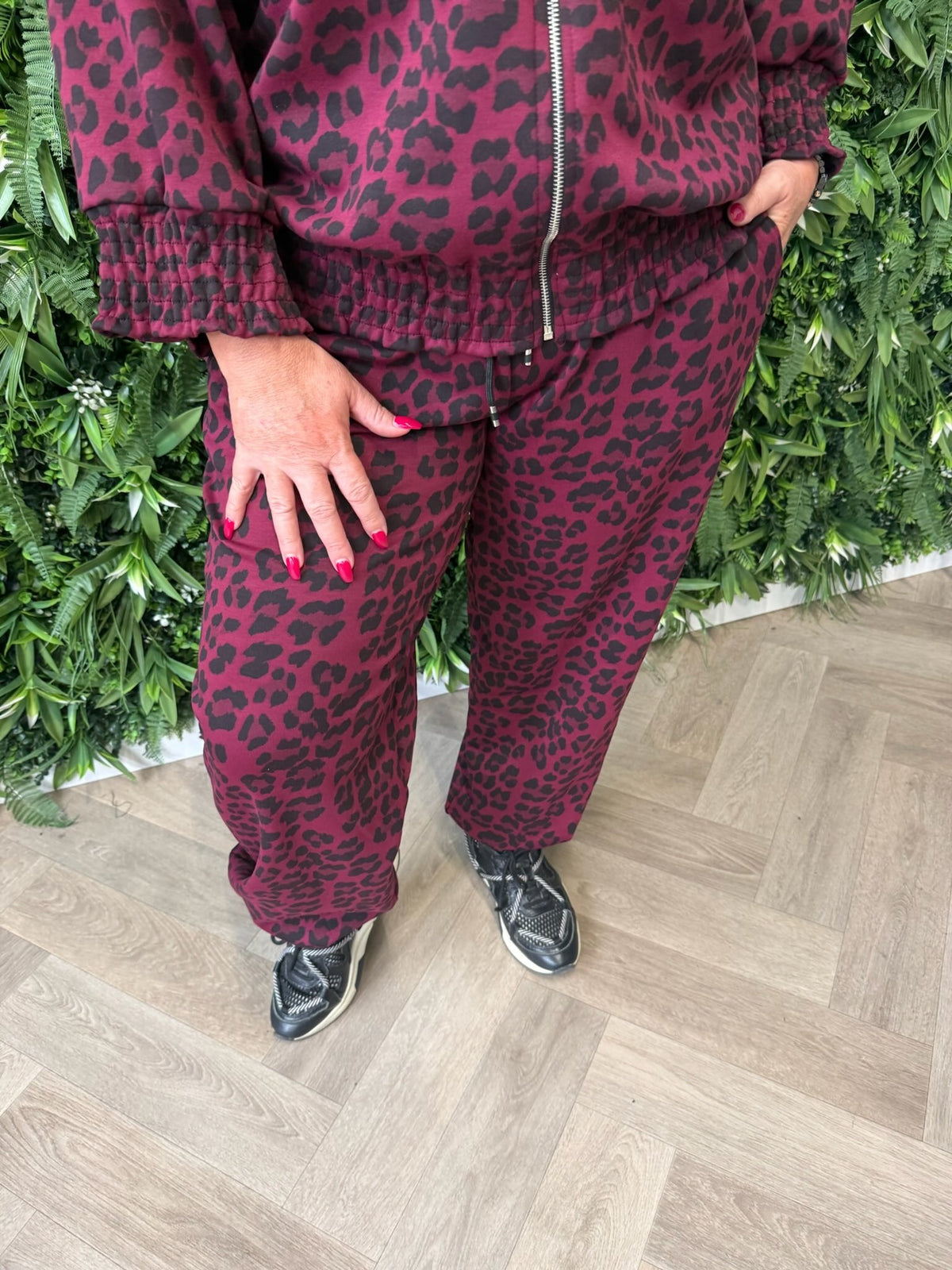 Tweedelig pak panterprint bordeaux