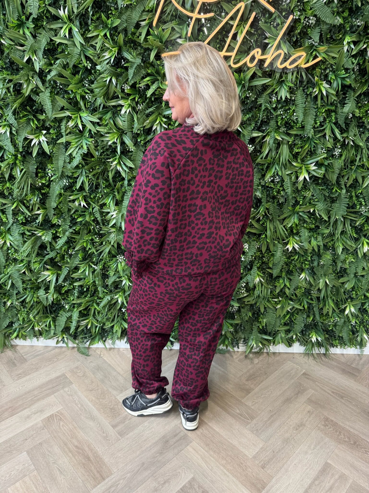 Tweedelig pak panterprint bordeaux