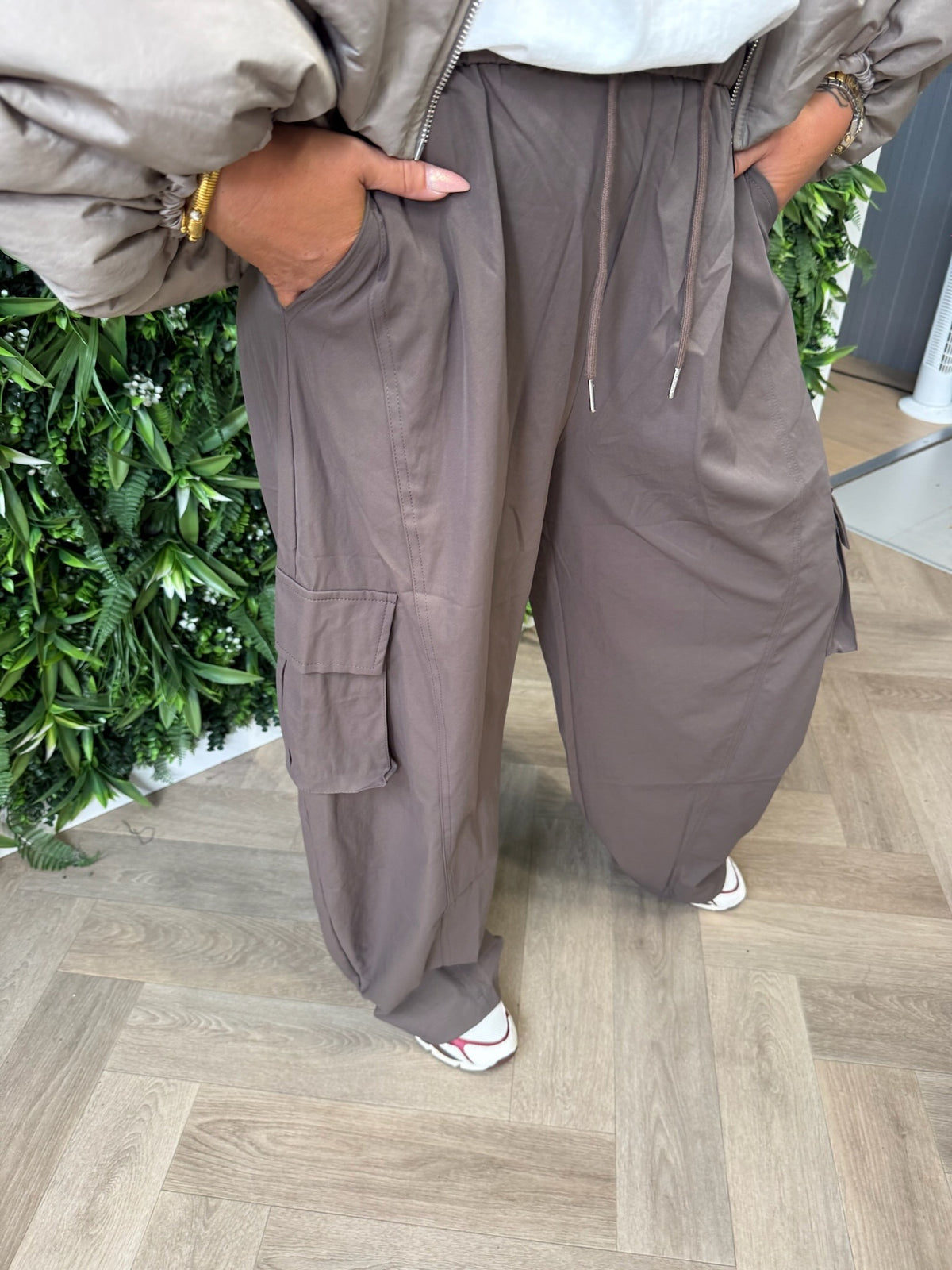 Cargo parachute broek met aantrekkoord bruin