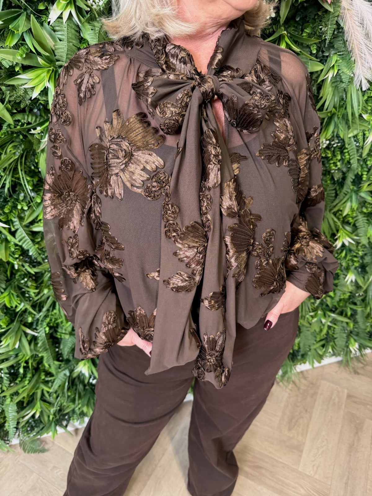 Blouse met bloemenmotief donkerbruin