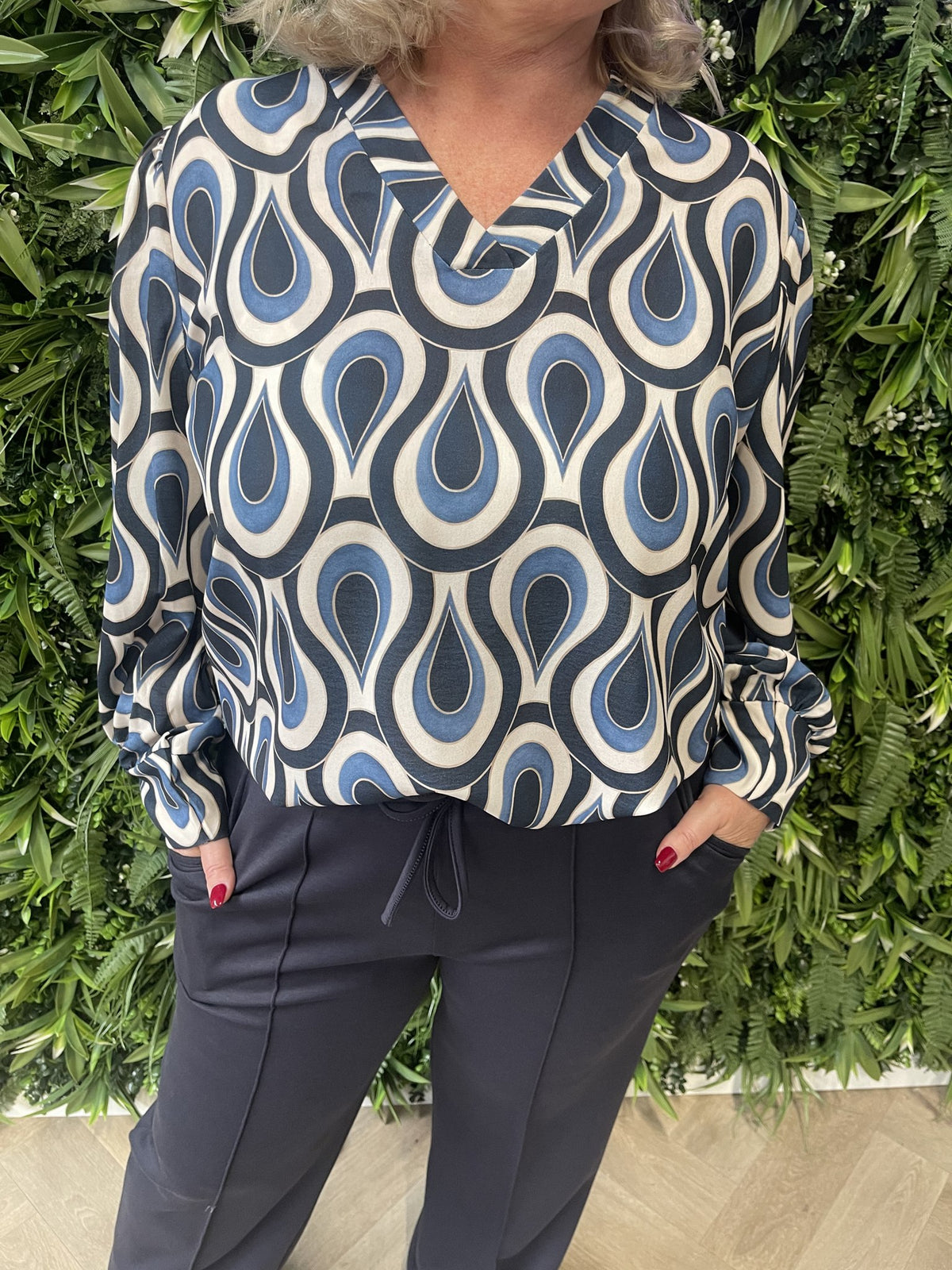 Top v-hals print druppel marineblauw