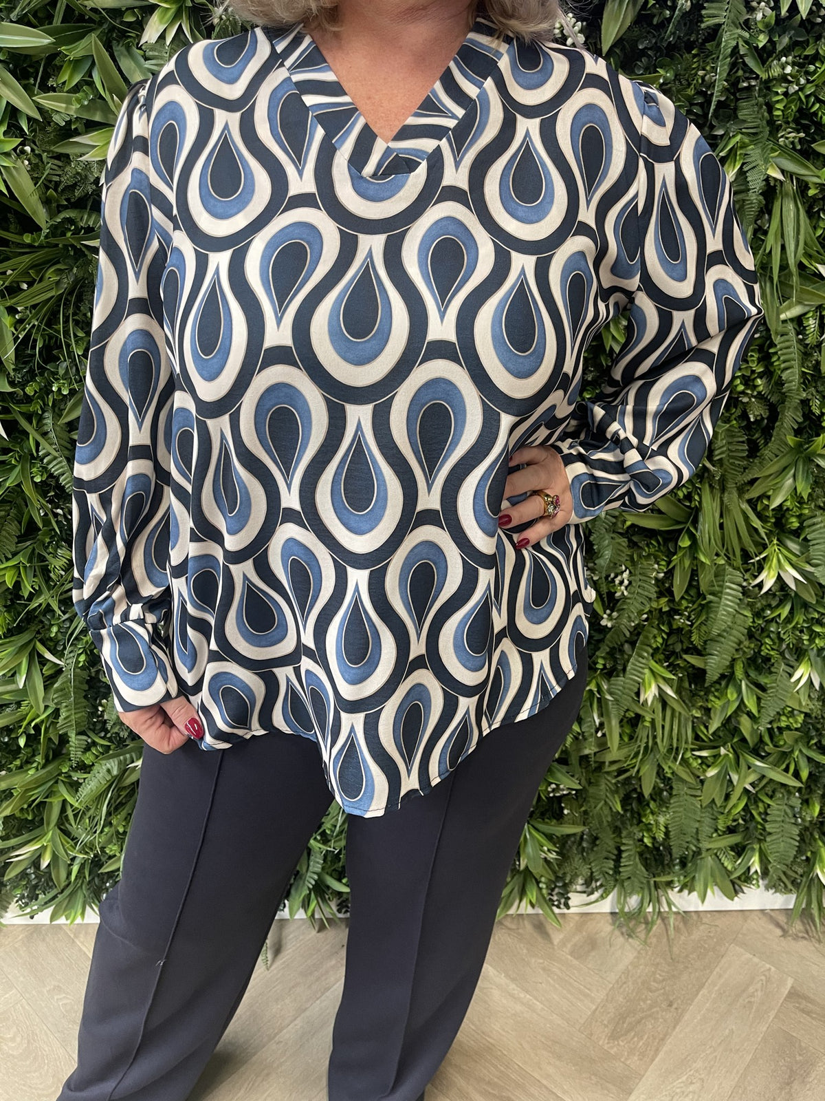 Top v-hals print druppel marineblauw