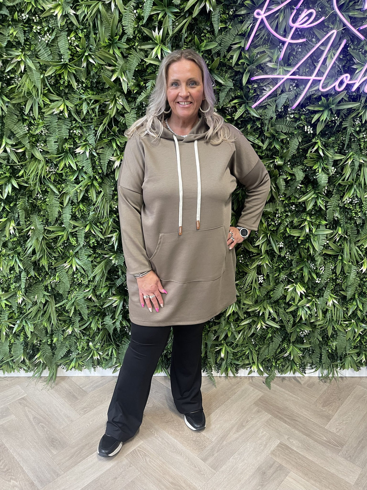 Sweaterdress met capuchon uni taupe