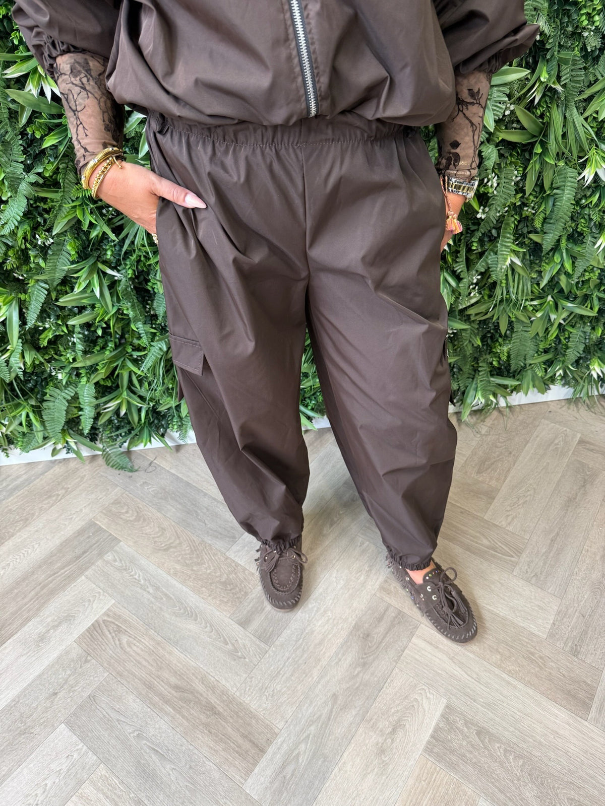 Parachute broek met cargo zakken donkerbruin