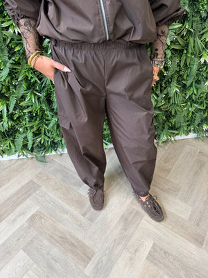 Parachute broek met cargo zakken donkerbruin