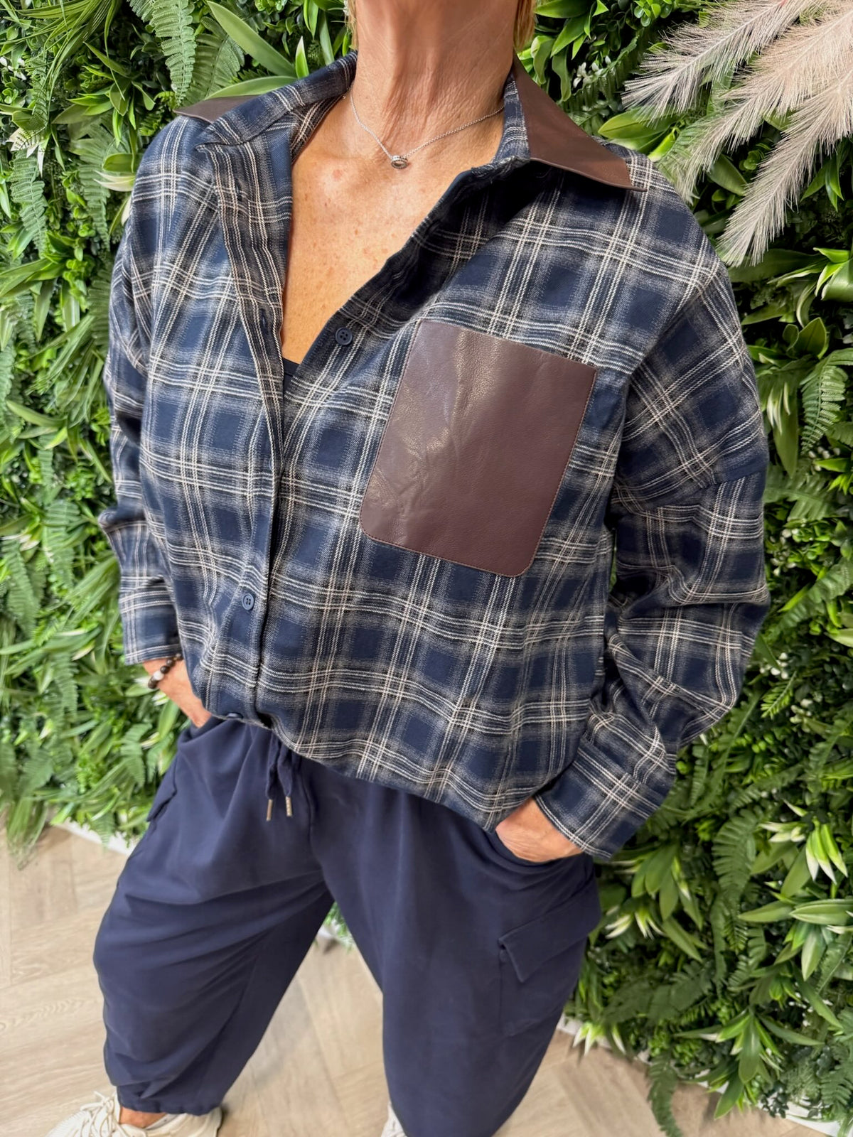 Houthakkers blouse leatherlook kraag marineblauw