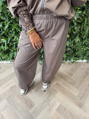 Parachute broek met cargo zakken lichtbruin