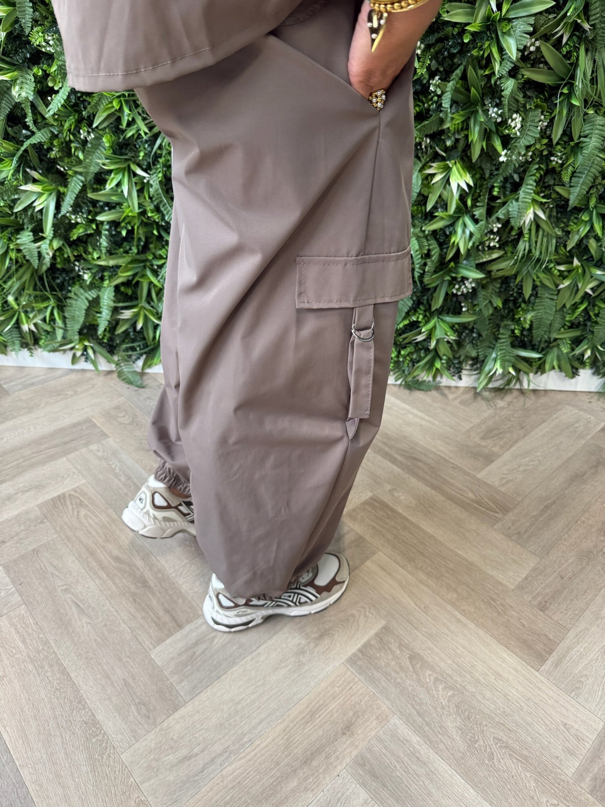 Parachute broek met cargo zakken lichtbruin