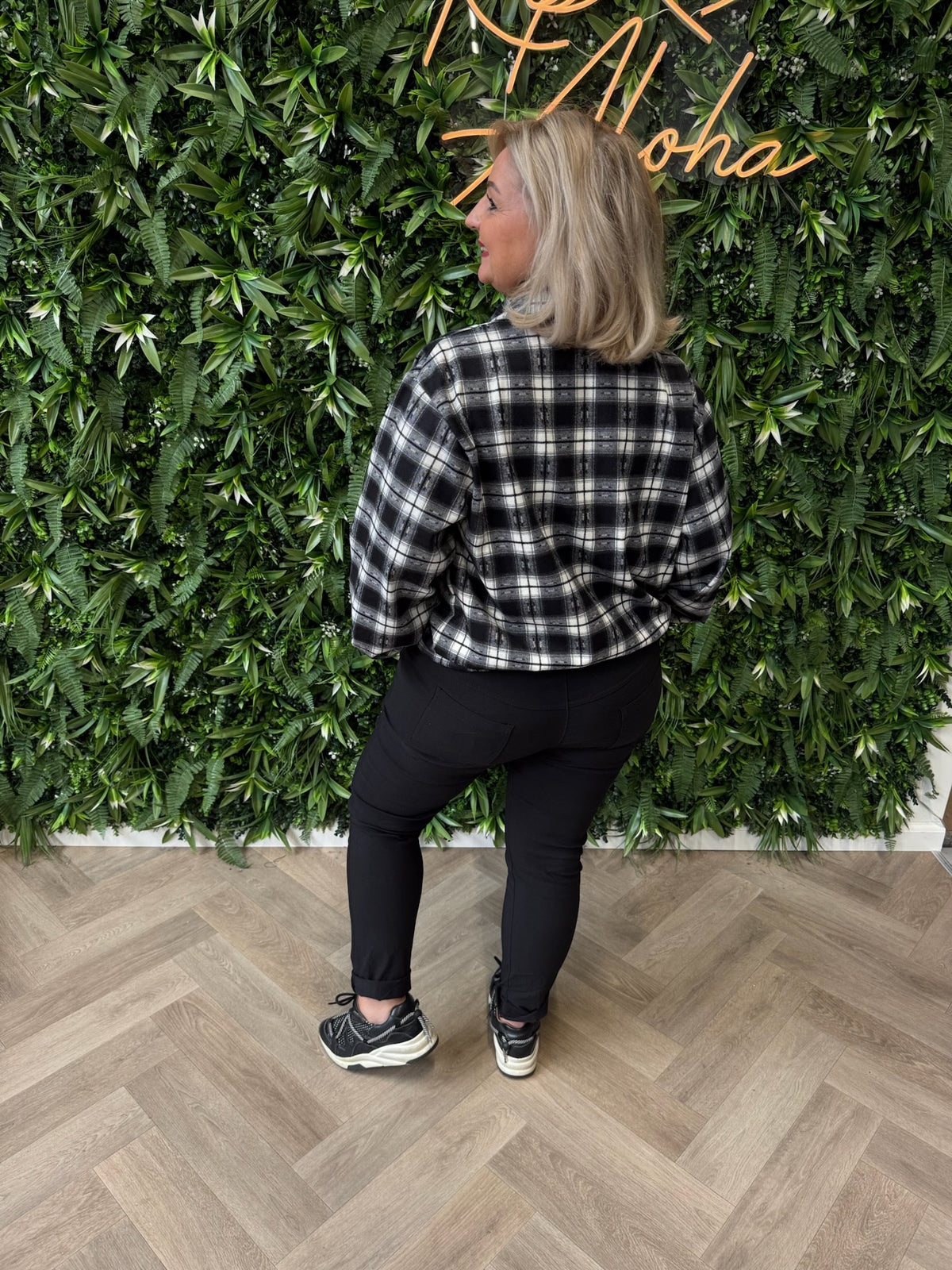 Geruite bomber met knoopsluiting zwart