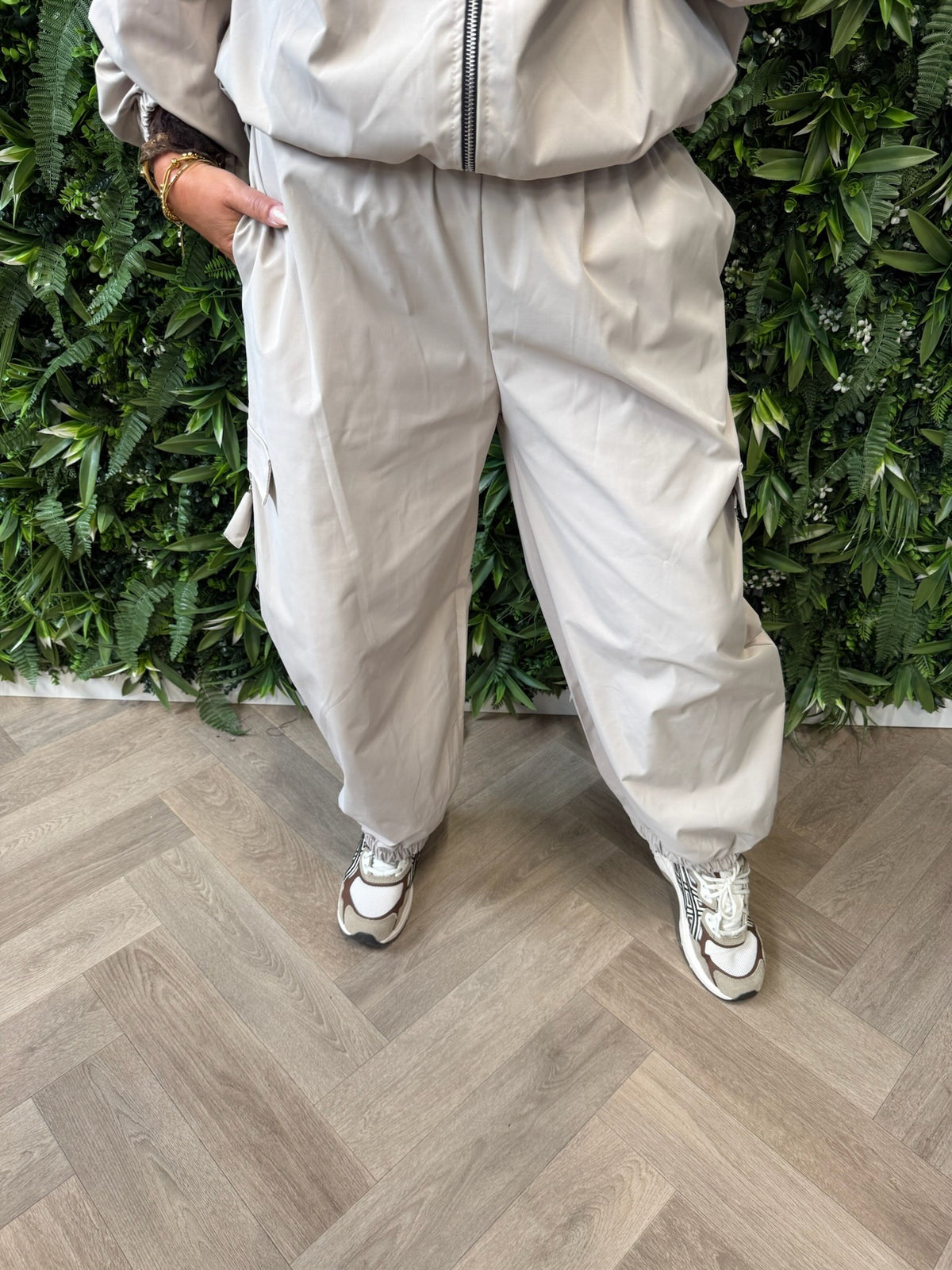 Parachute broek met cargo zakken beige