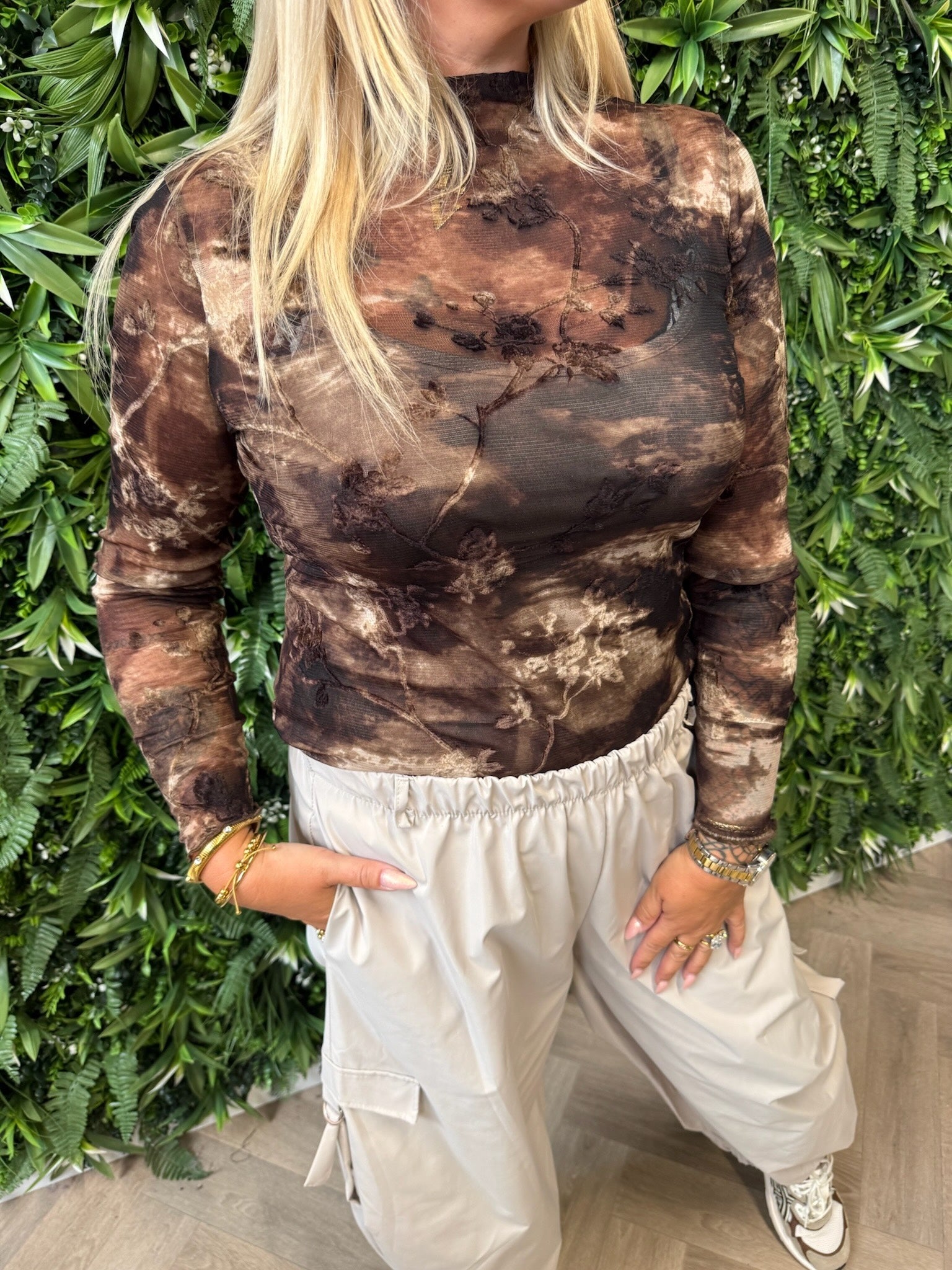 Mesh top bloemen donkerbruin