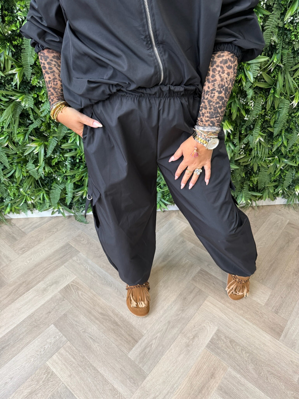 Parachute broek met cargo zakken zwart