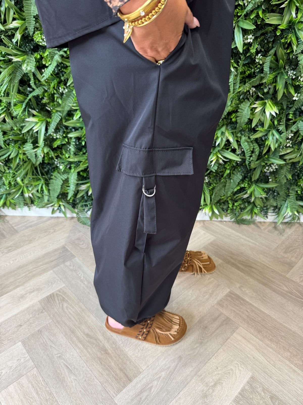 Parachute broek met cargo zakken zwart