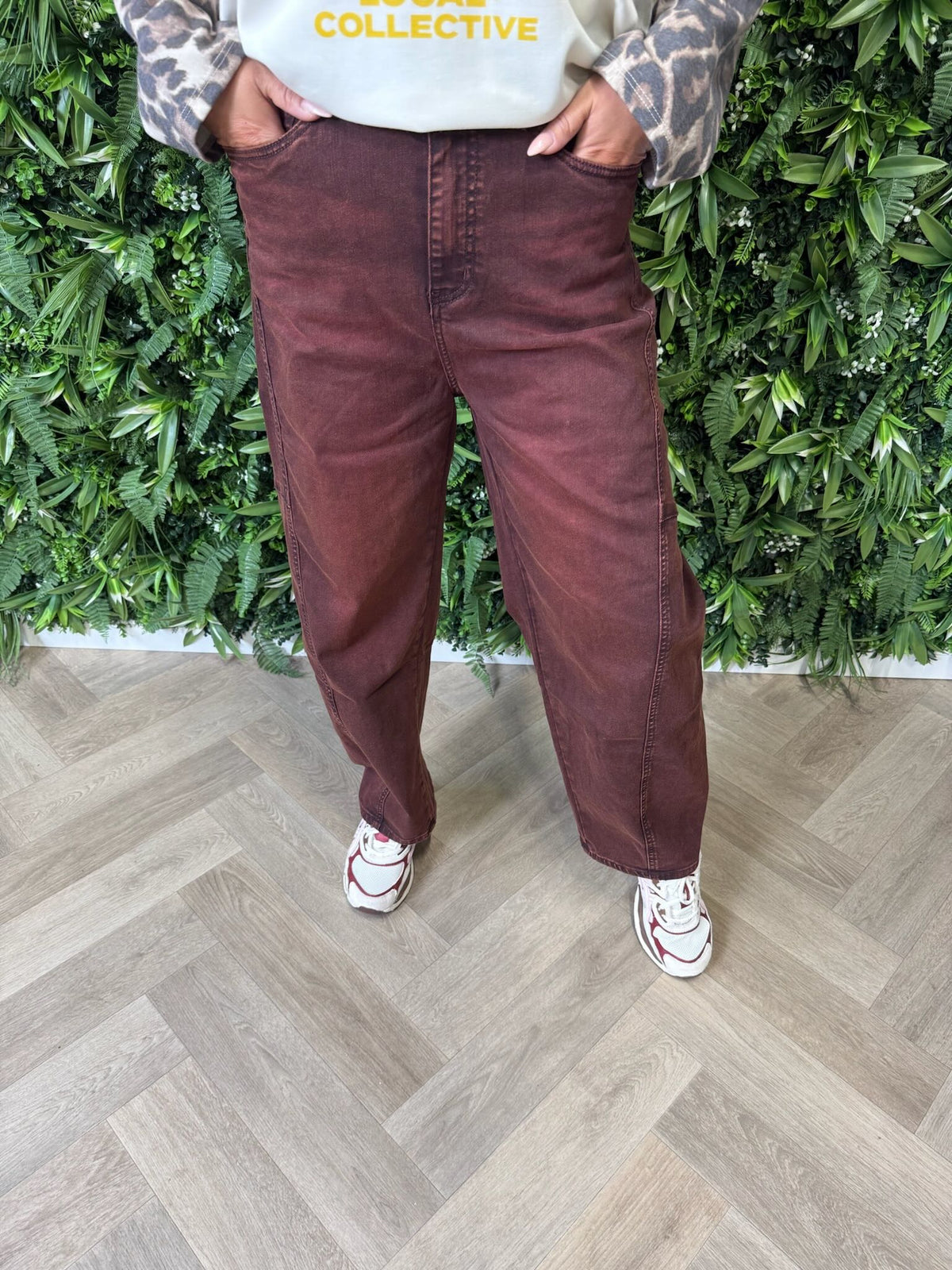 Jewelly balloon fit jeans met naad roestrood