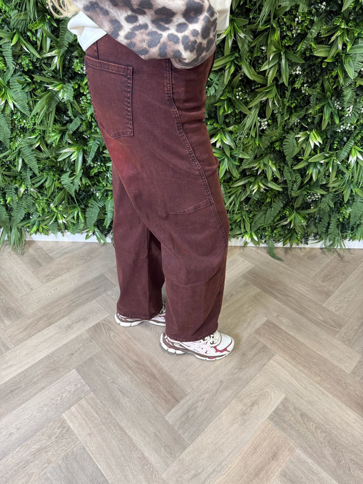 Jewelly balloon fit jeans met naad roestrood