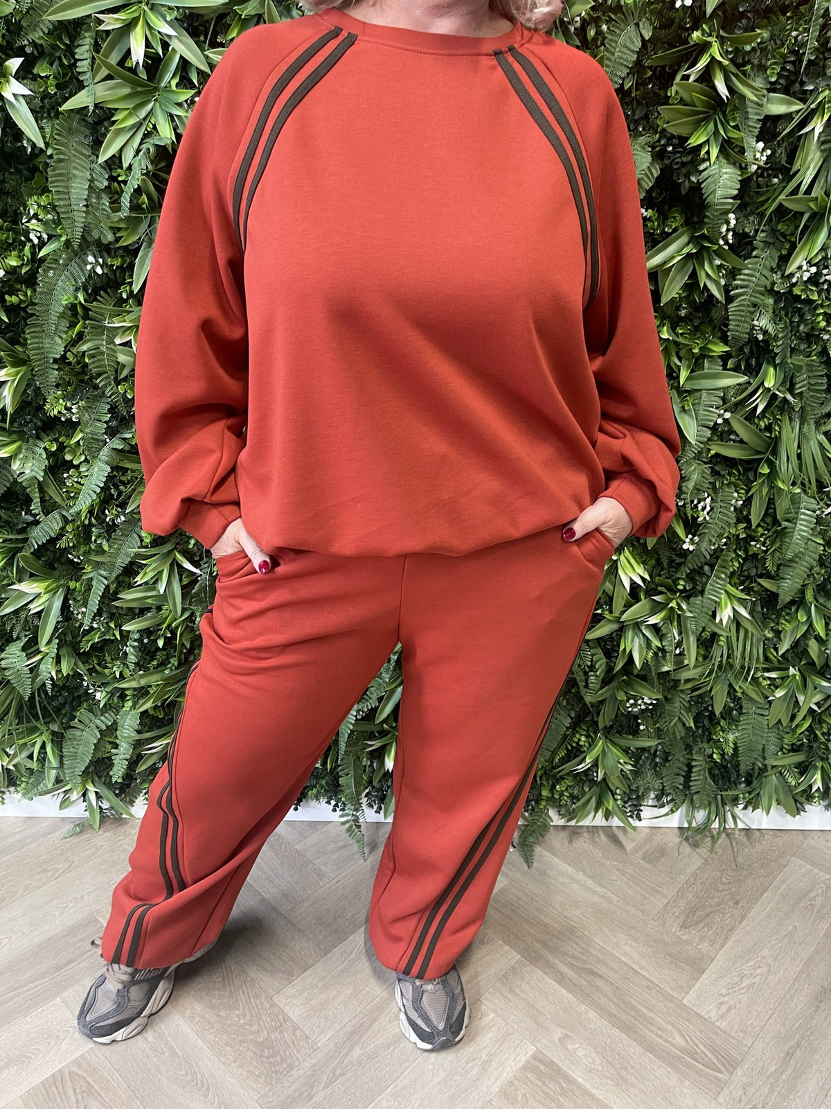 Joggingspak elastieken onderkant met bies roestrood
