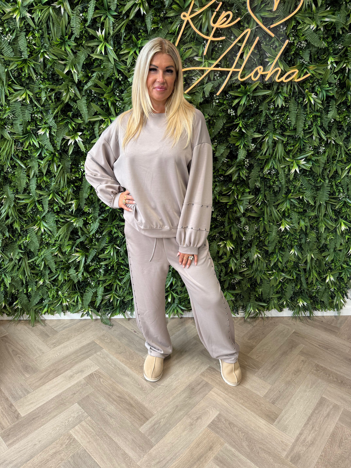 Tweedelig pak sweater pofmouwen studs taupe