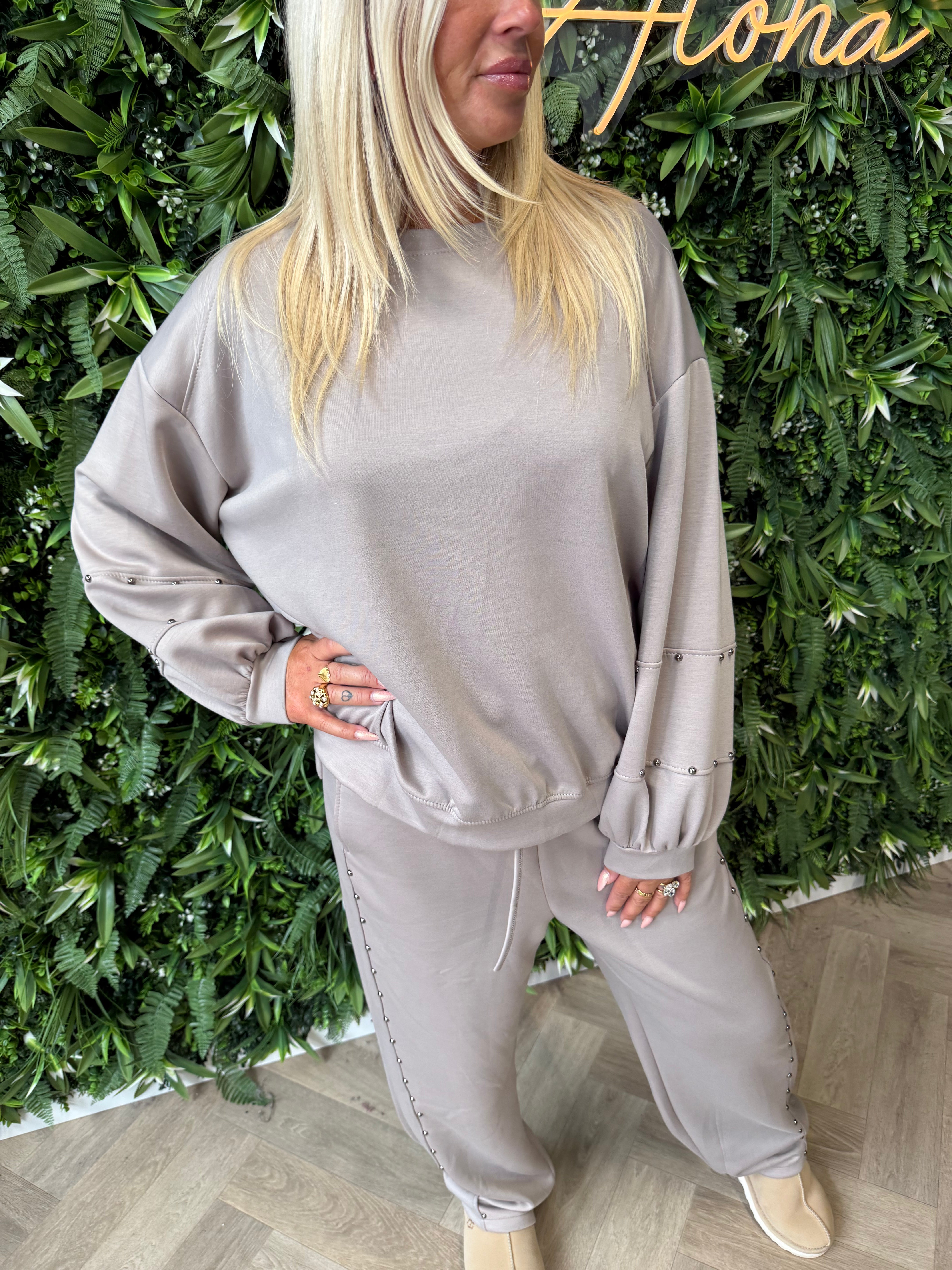 Tweedelig pak sweater pofmouwen studs taupe