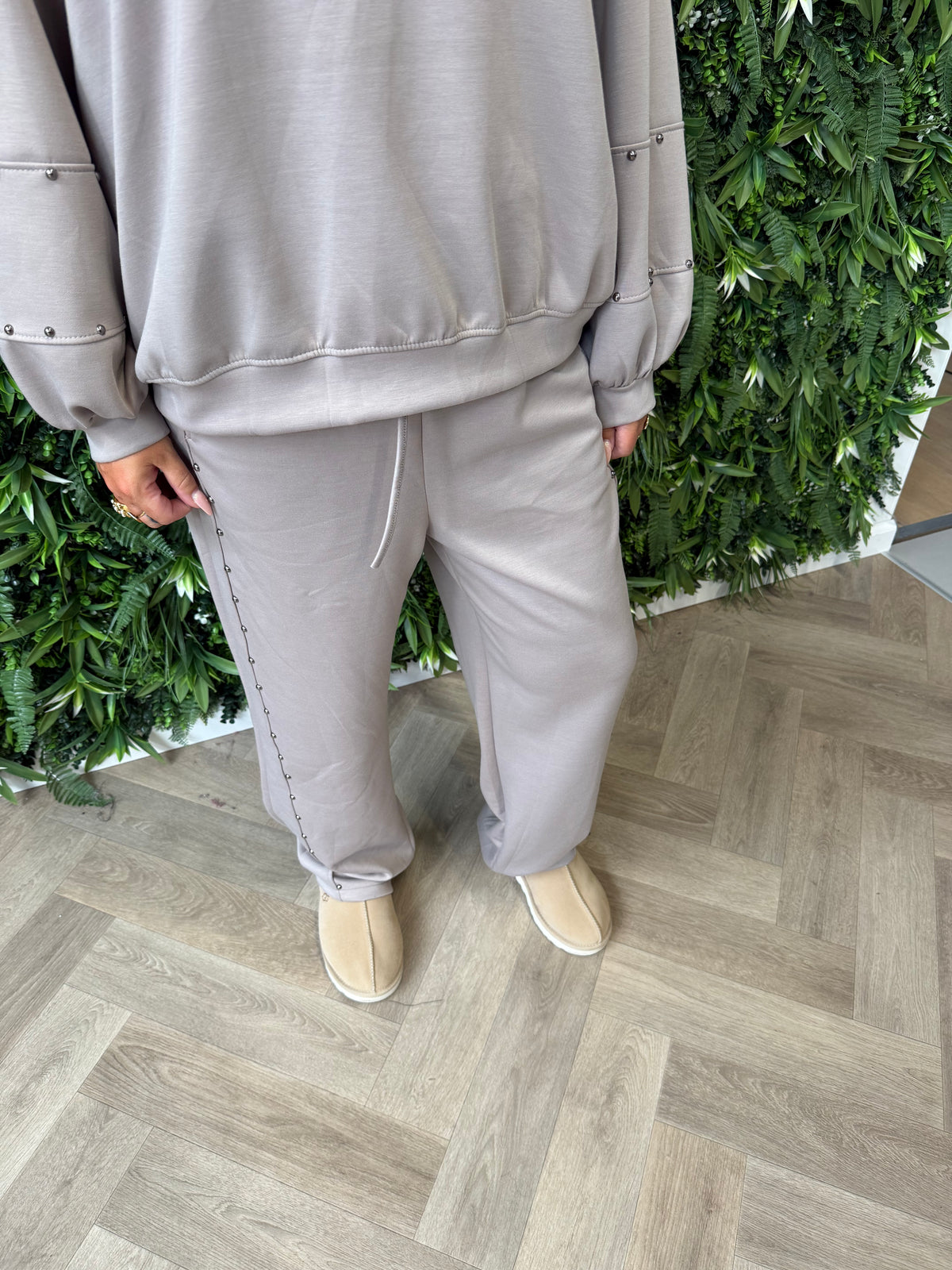 Tweedelig pak sweater pofmouwen studs taupe