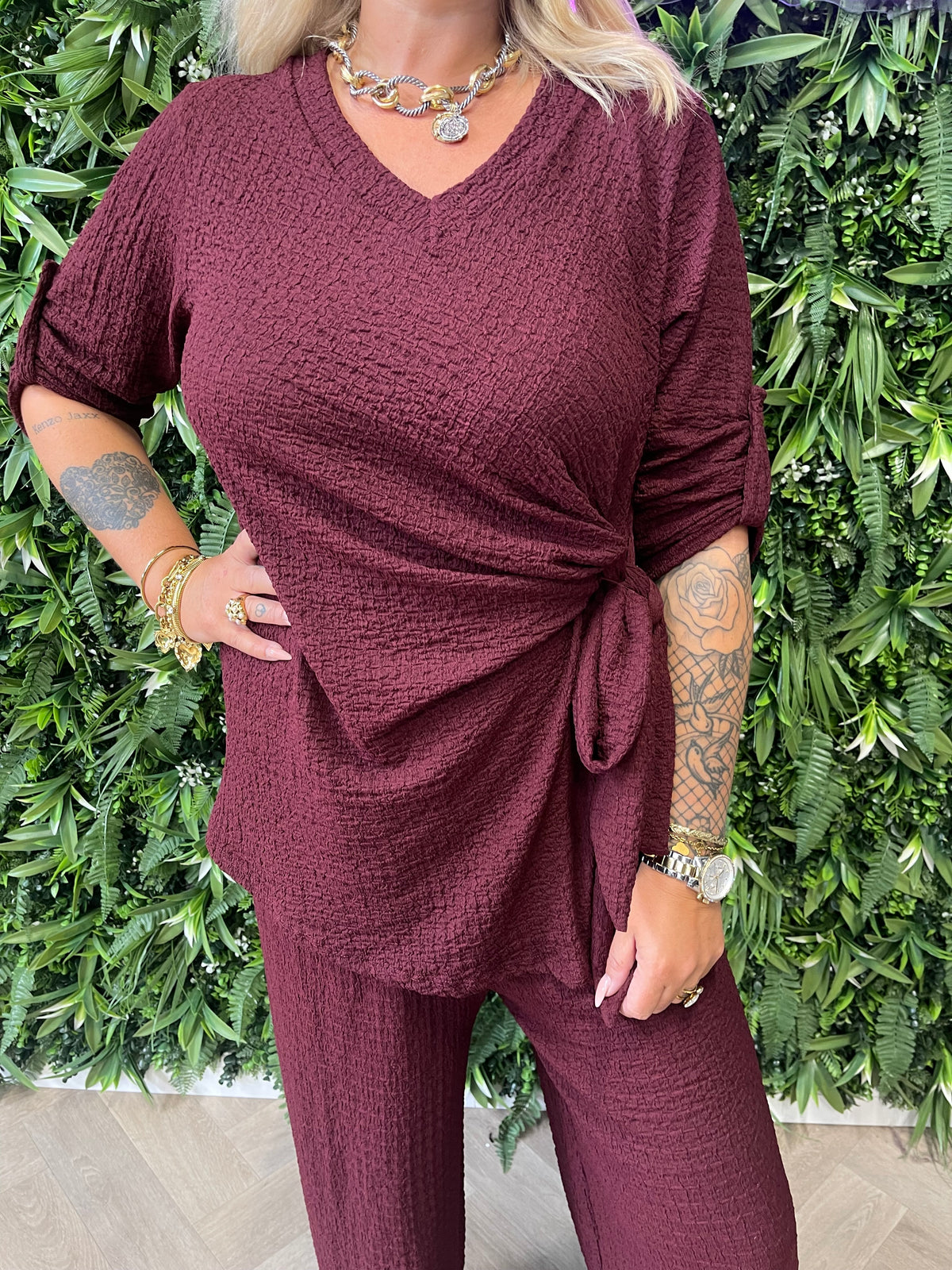 Tweedelig crepe pak met strik bordeaux
