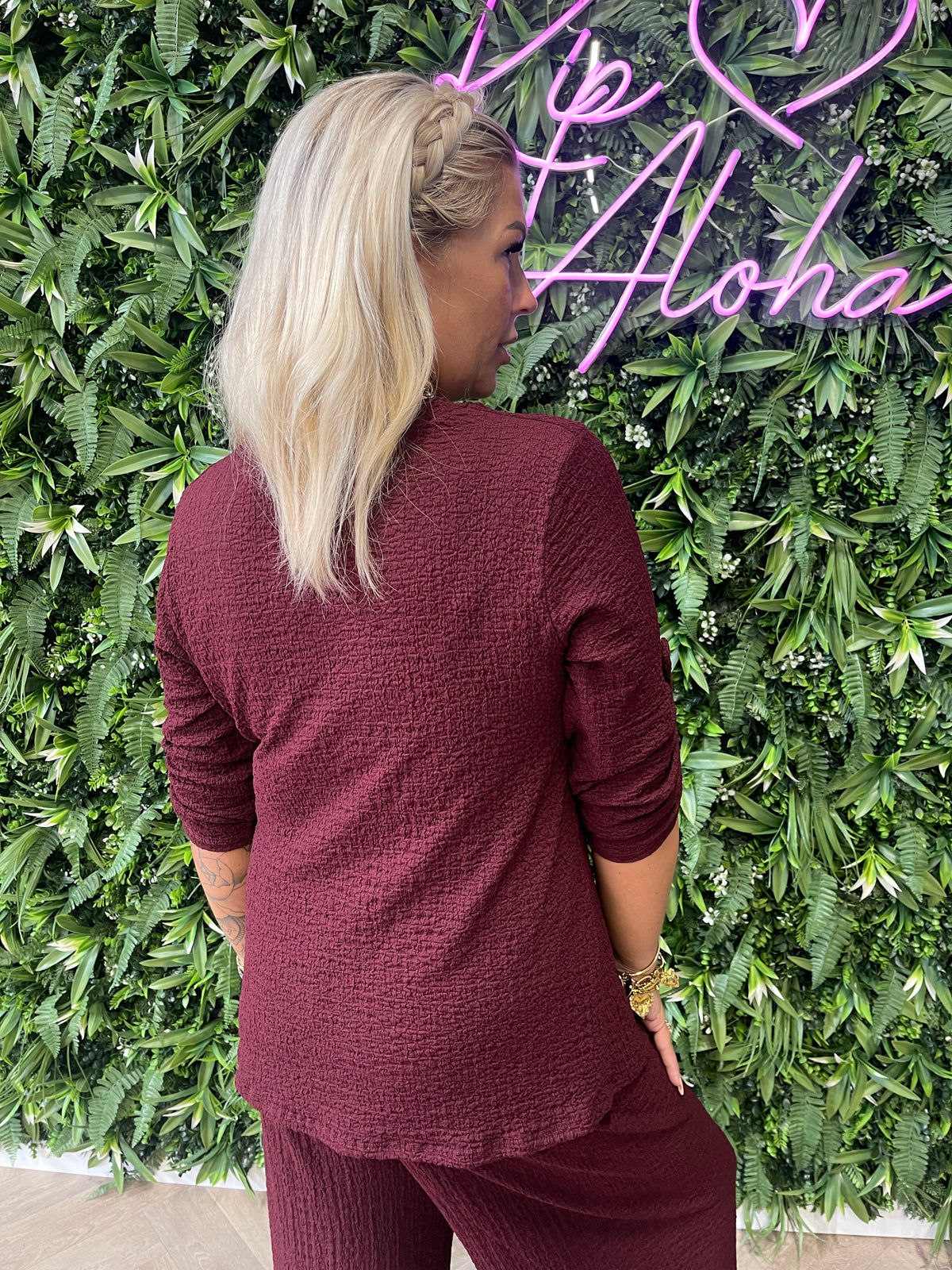 Tweedelig crepe pak met strik bordeaux