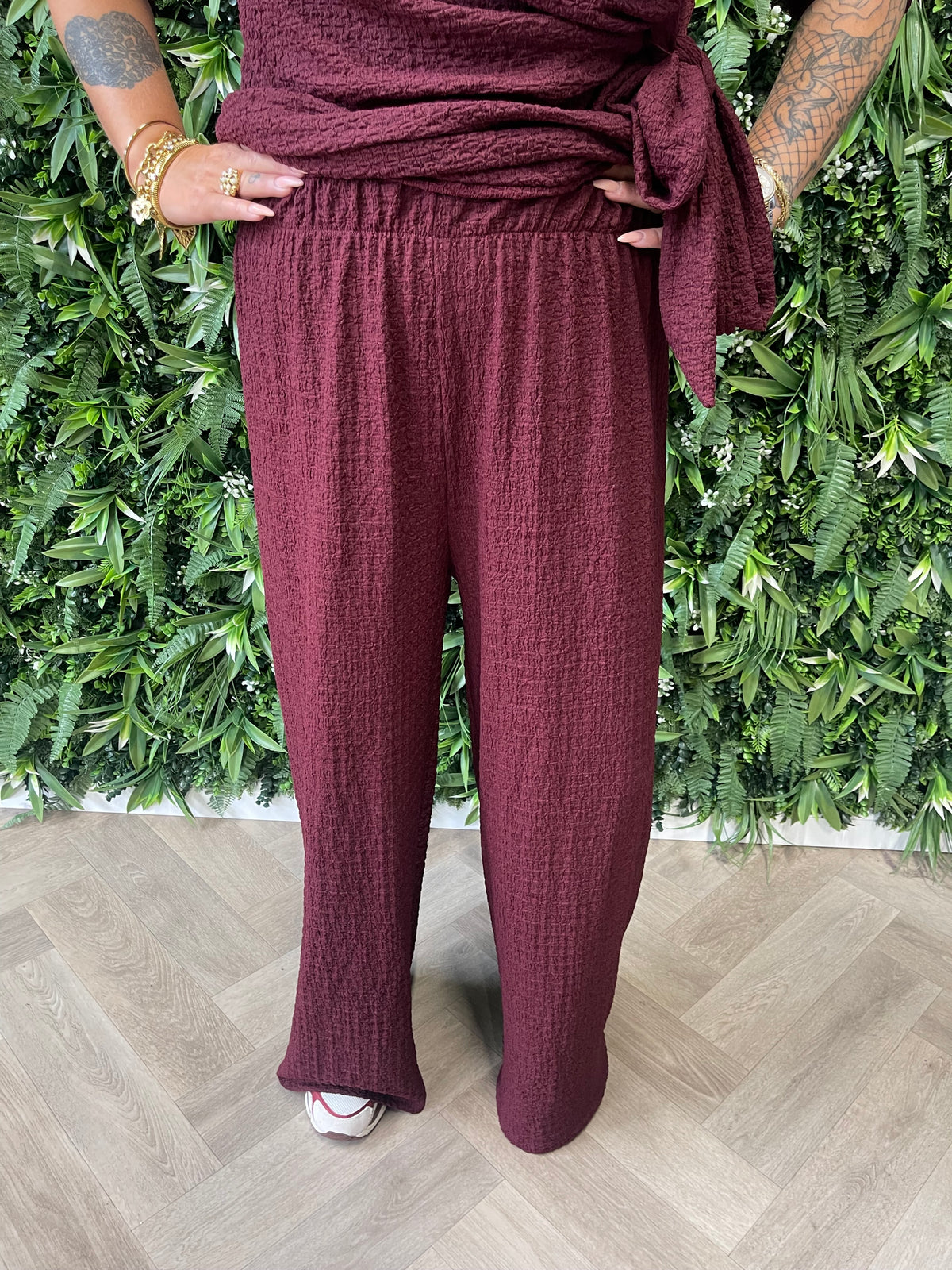 Tweedelig crepe pak met strik bordeaux