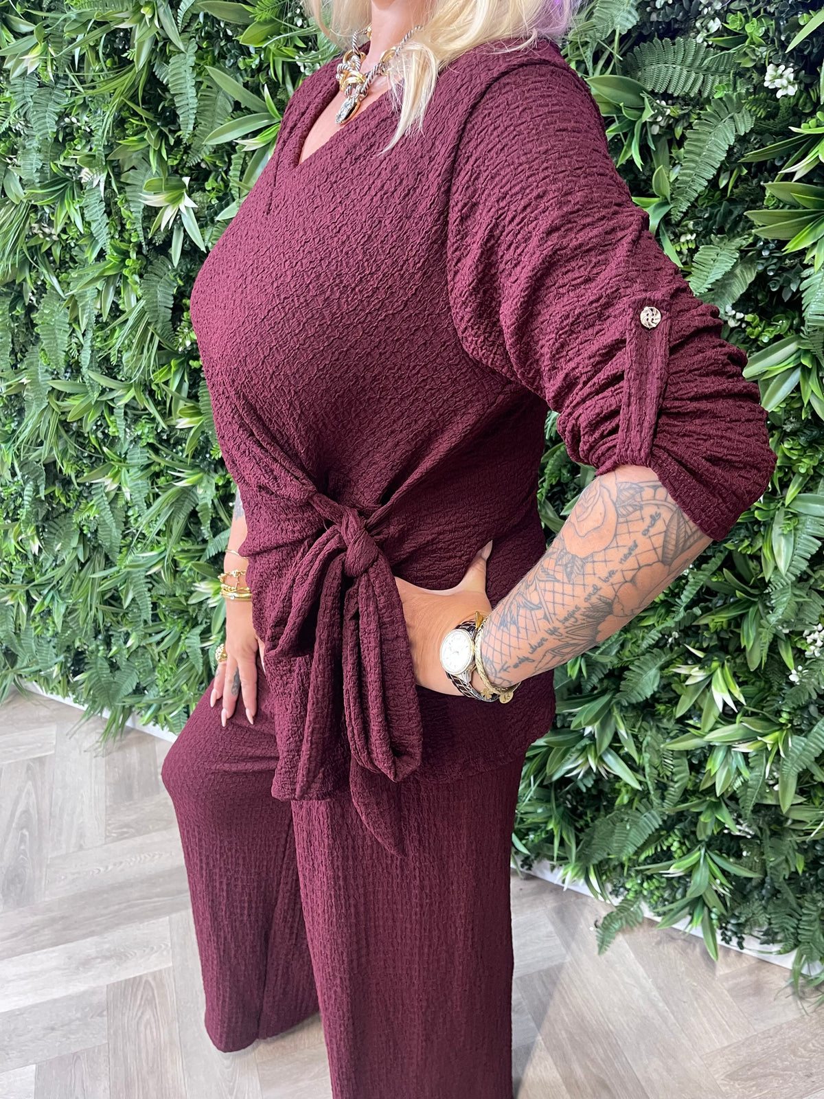 Tweedelig crepe pak met strik bordeaux