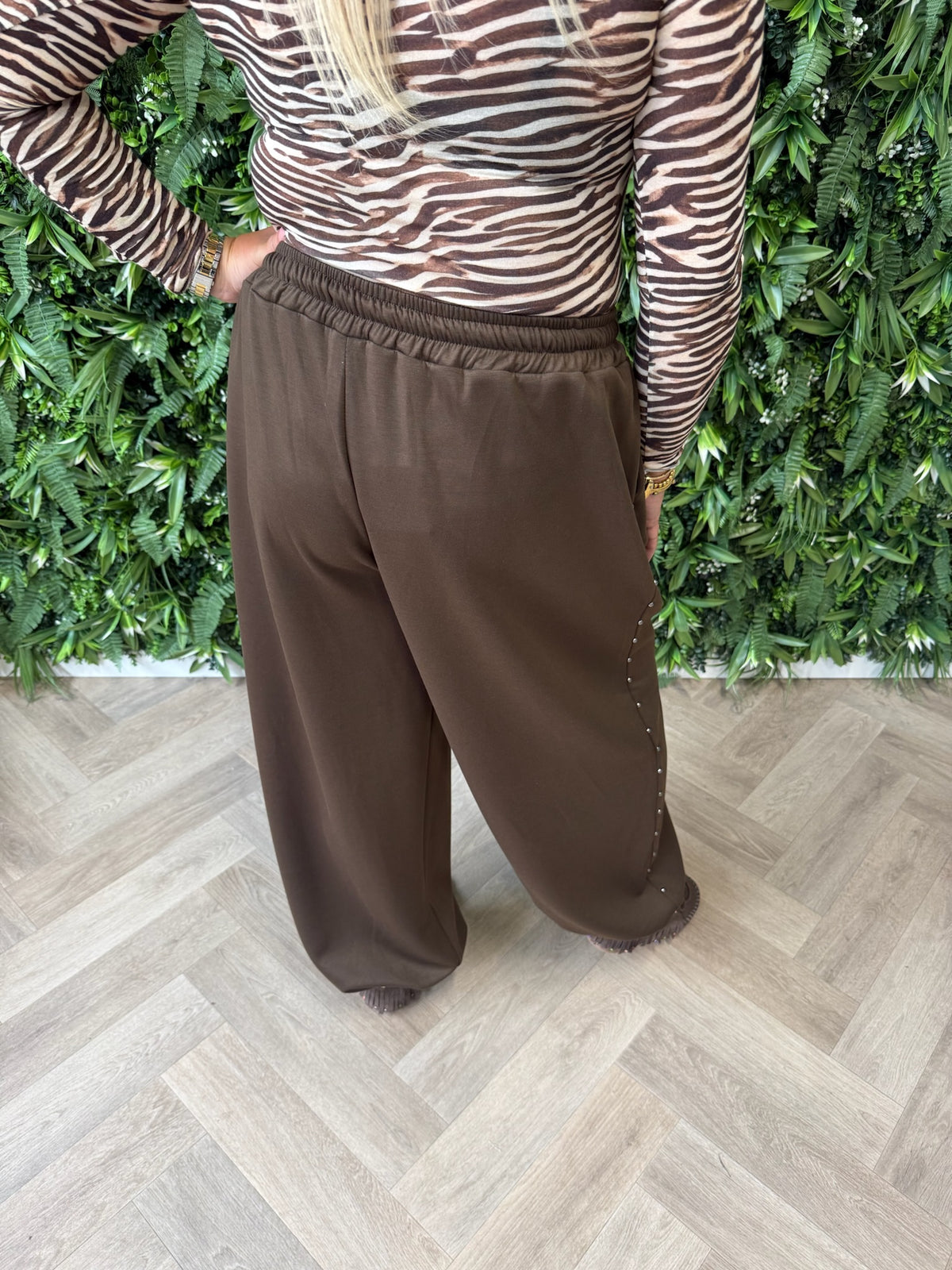 Comfy broek met studs detail donkerbruin