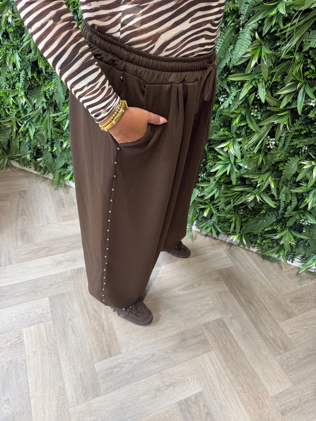 Comfy broek met studs detail donkerbruin