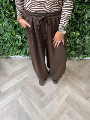 Comfy broek met studs detail donkerbruin