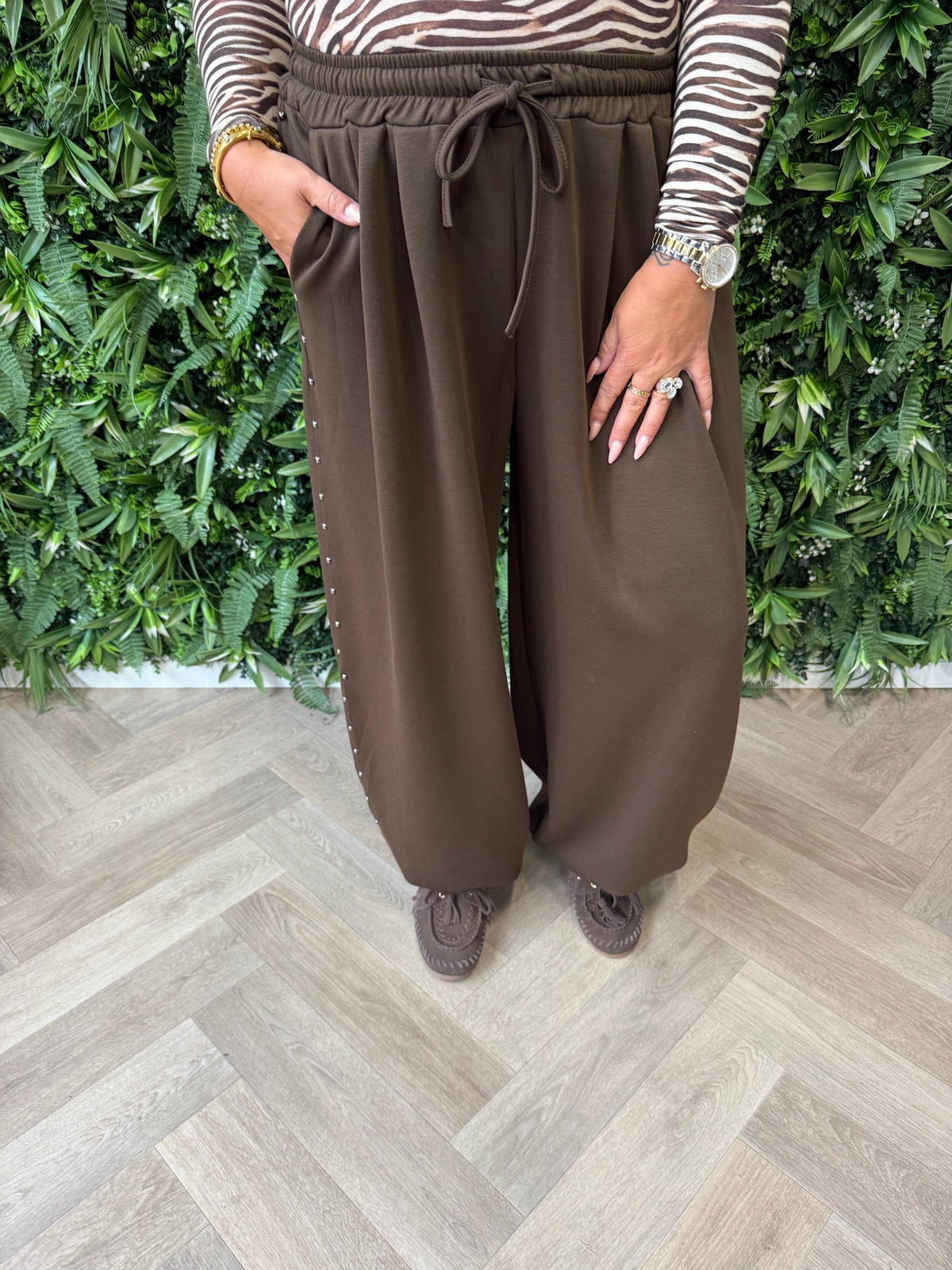 Comfy broek met studs detail donkerbruin
