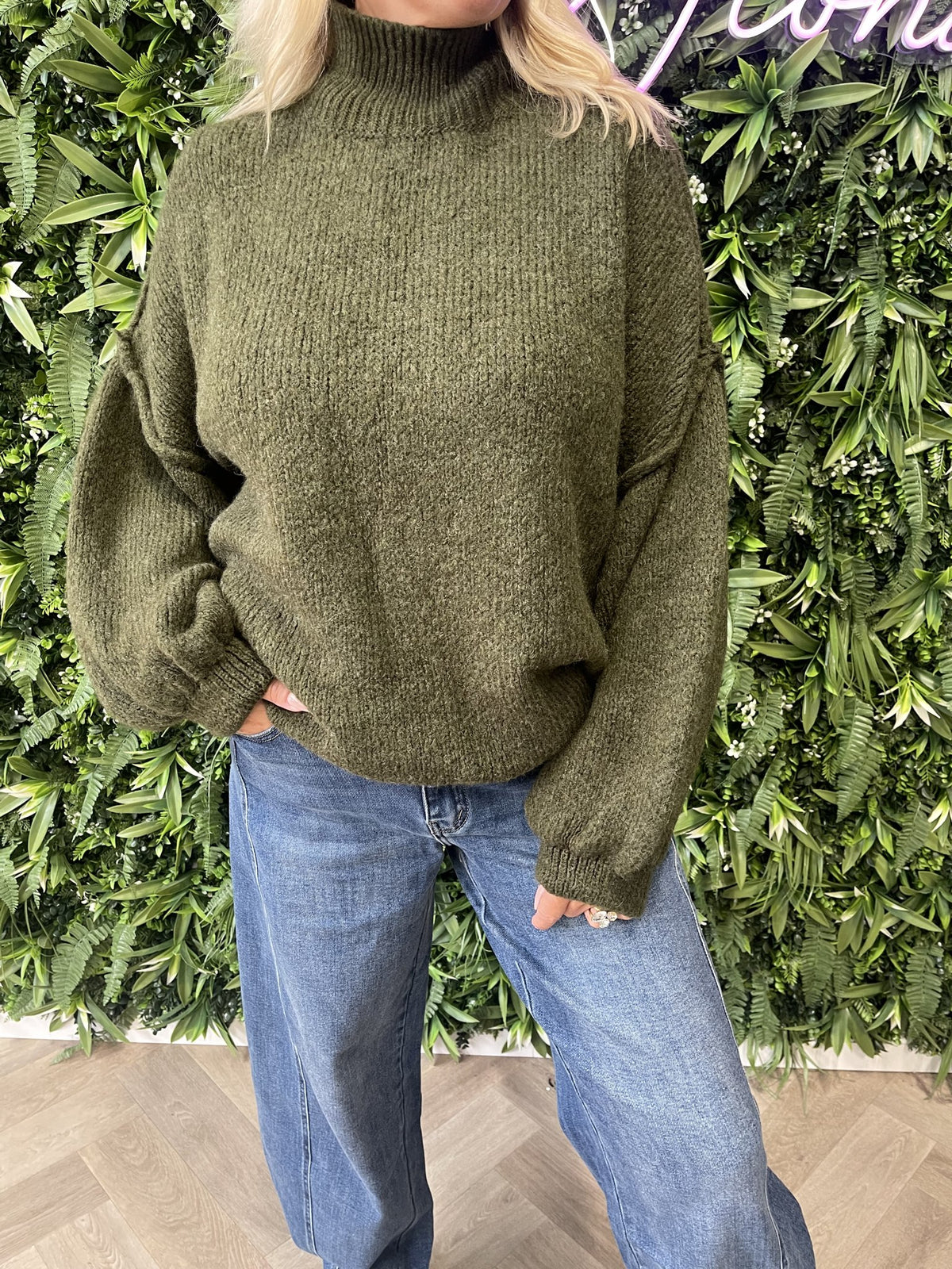 Gebreide trui turtle neck pofmouwen legergroen