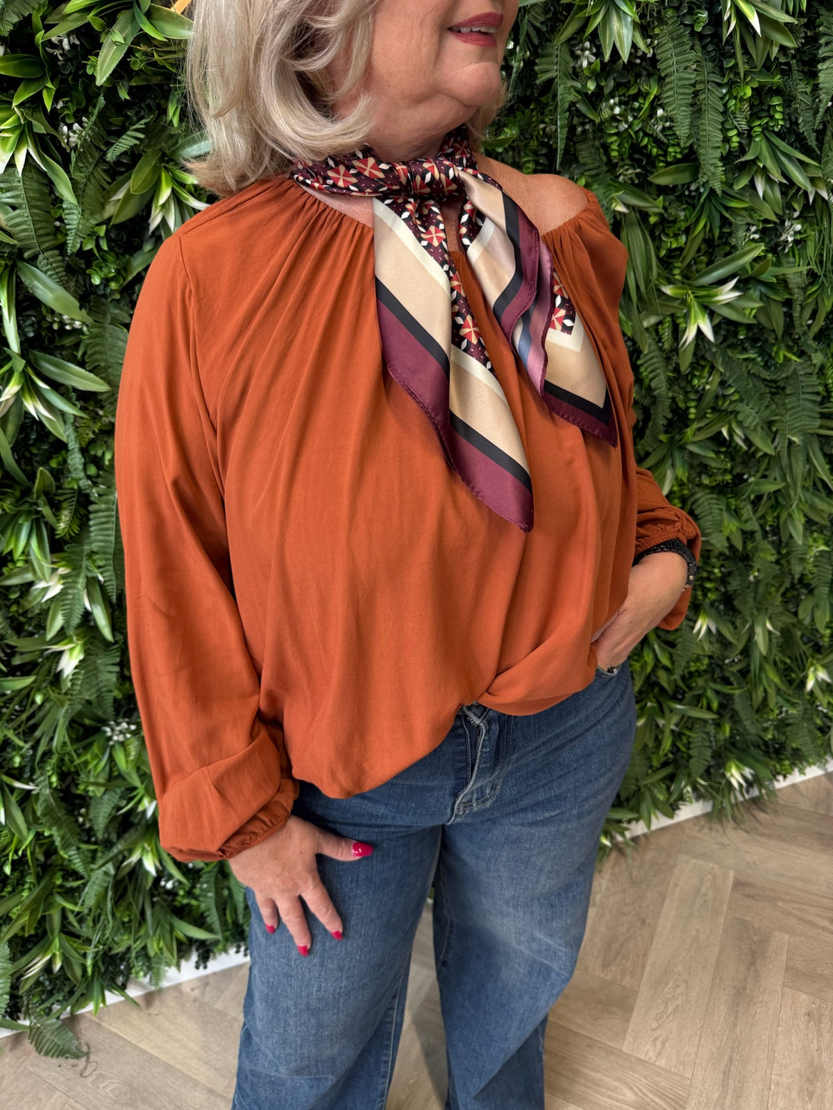 Top ronde hals met elastieke onderkant terracotta