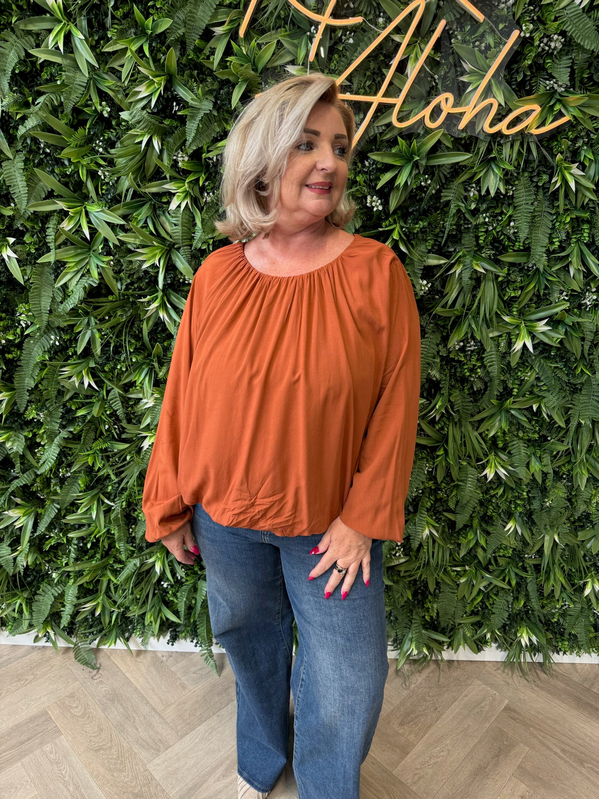 Top ronde hals met elastieke onderkant terracotta