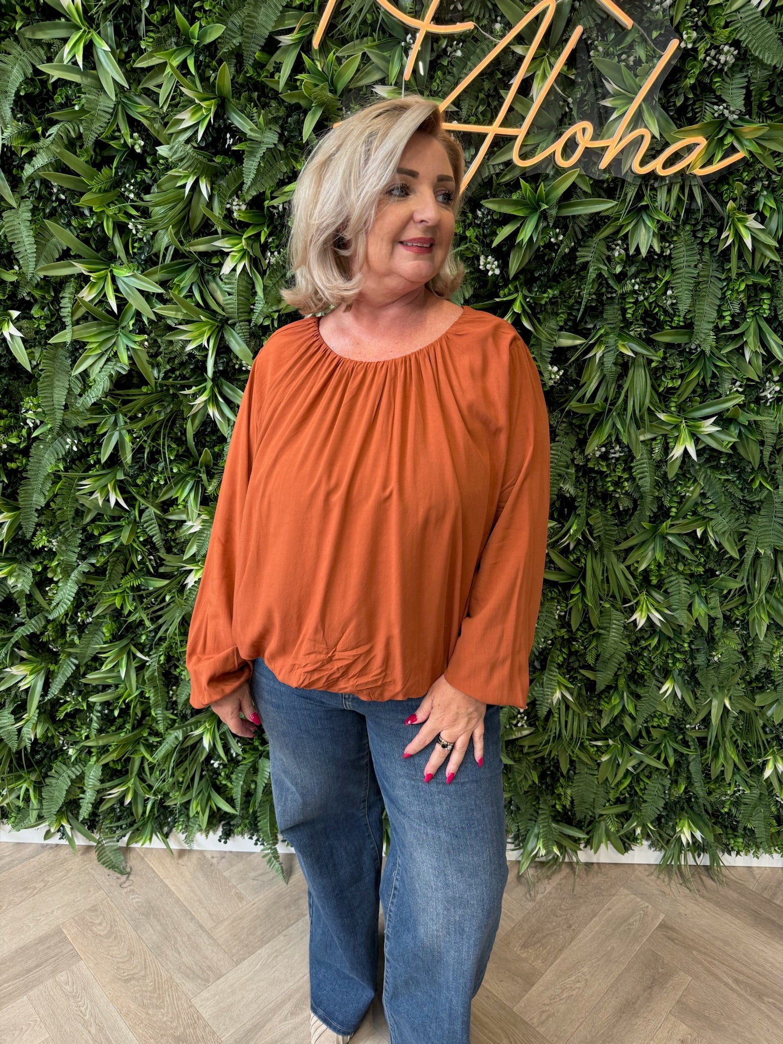Top ronde hals met elastieke onderkant terracotta