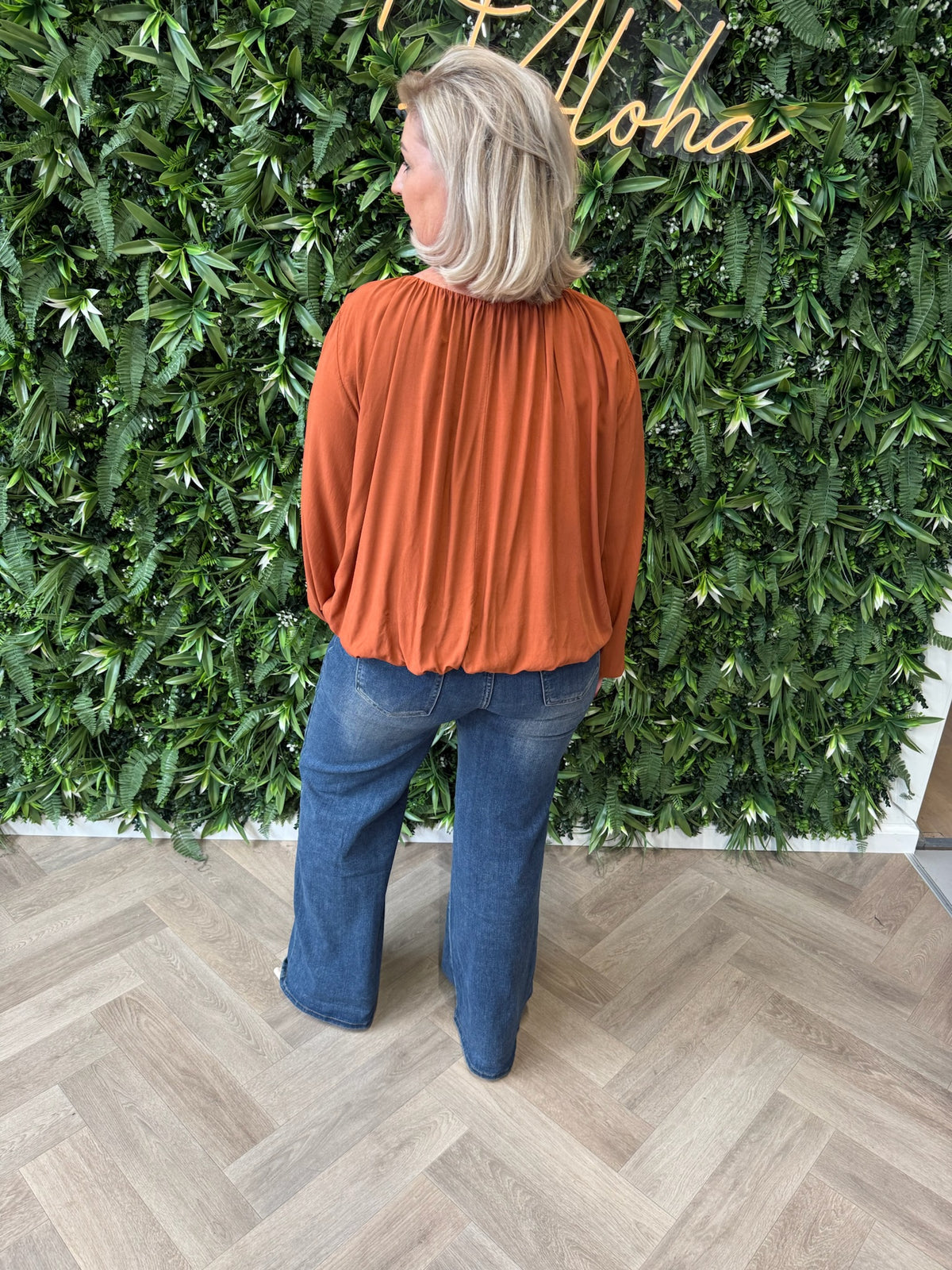 Top ronde hals met elastieke onderkant terracotta