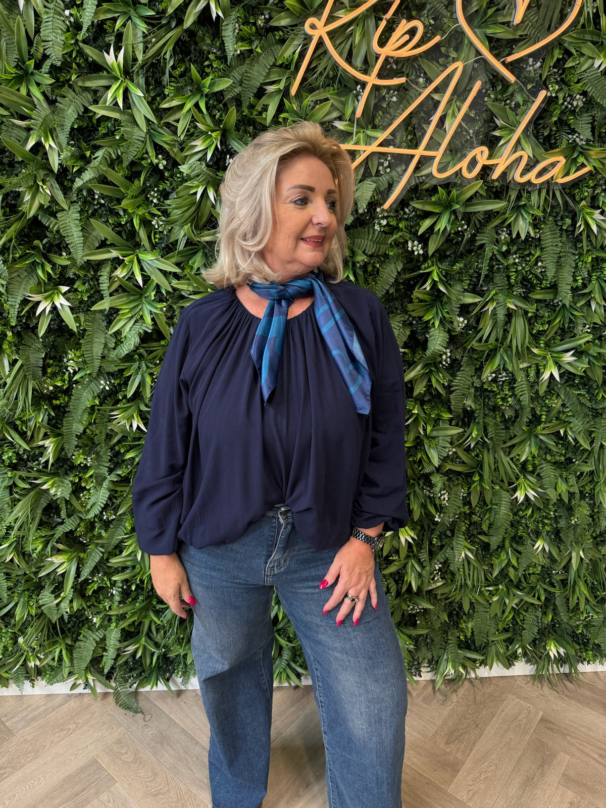 Top ronde hals met elastieke onderkant marineblauw