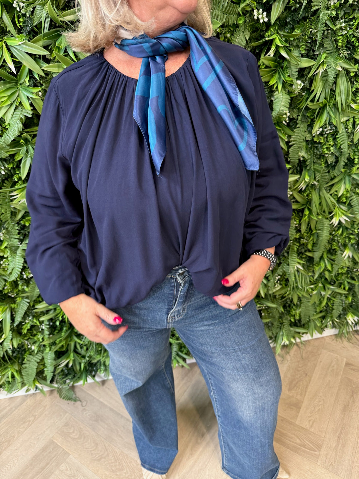 Top ronde hals met elastieke onderkant marineblauw