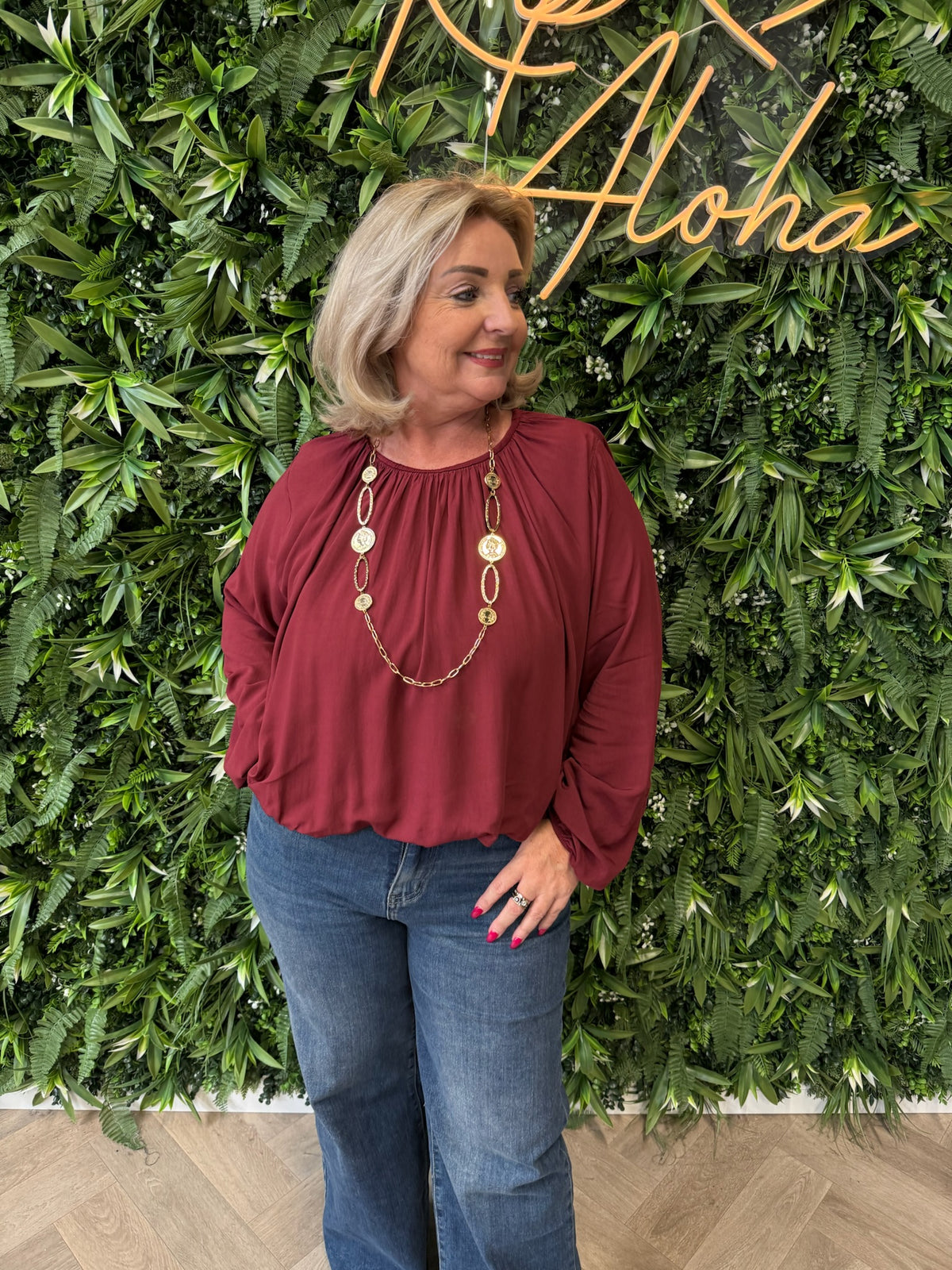 Top ronde hals met elastieke onderkant bordeaux