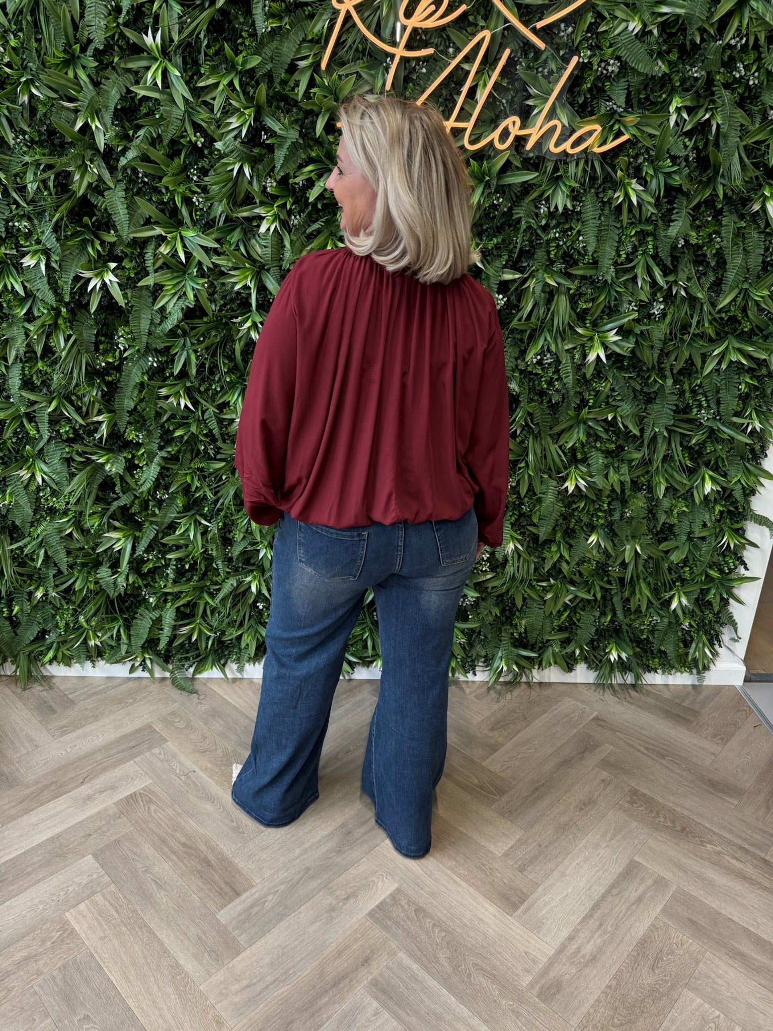 Top ronde hals met elastieke onderkant bordeaux