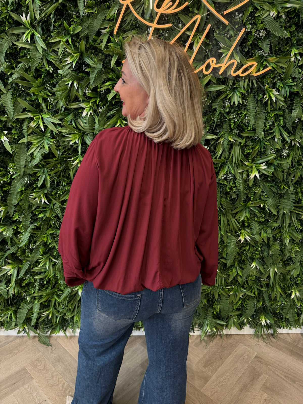 Top ronde hals met elastieke onderkant bordeaux