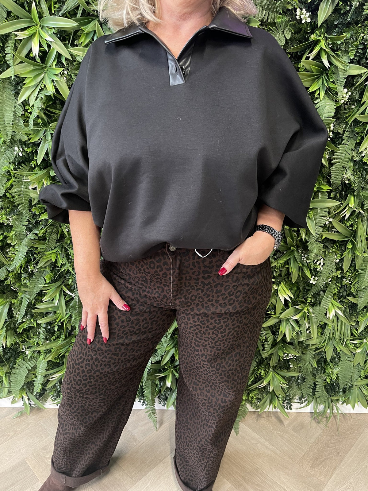Vleermuis trui met leatherlook kraag zwart
