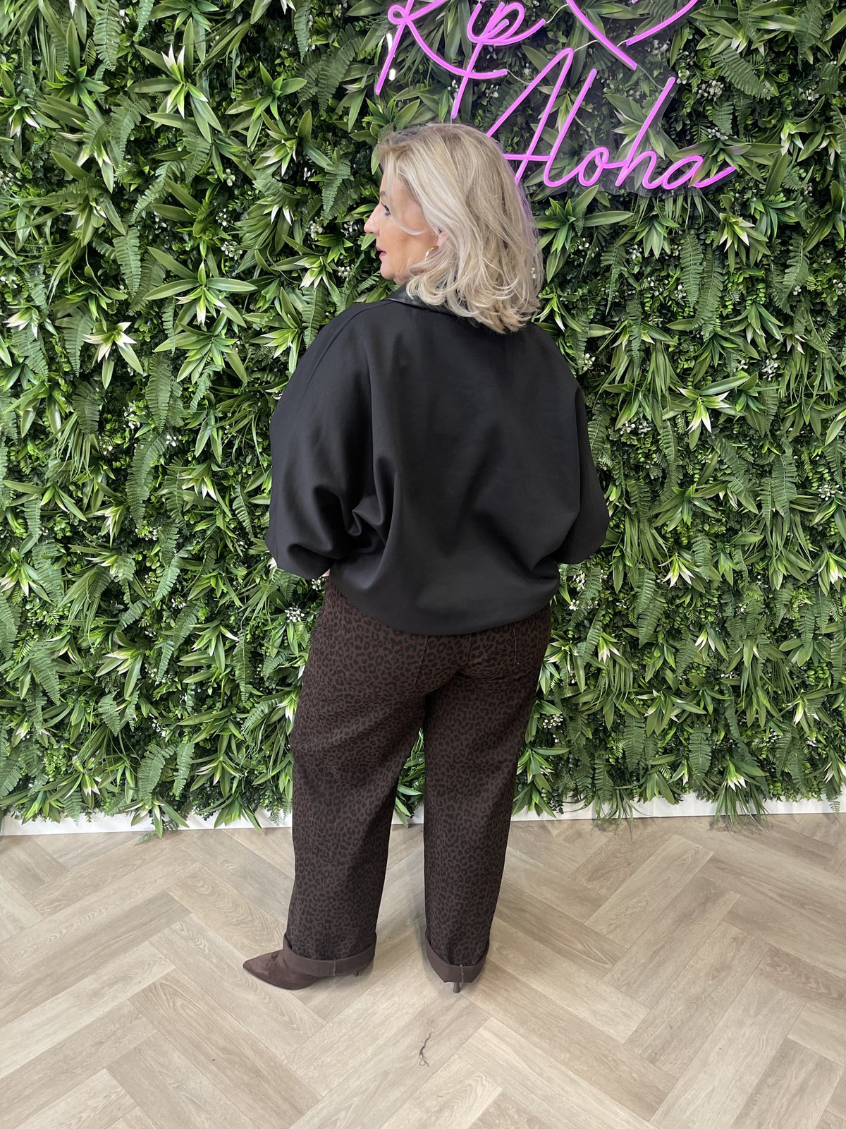 Vleermuis trui met leatherlook kraag zwart