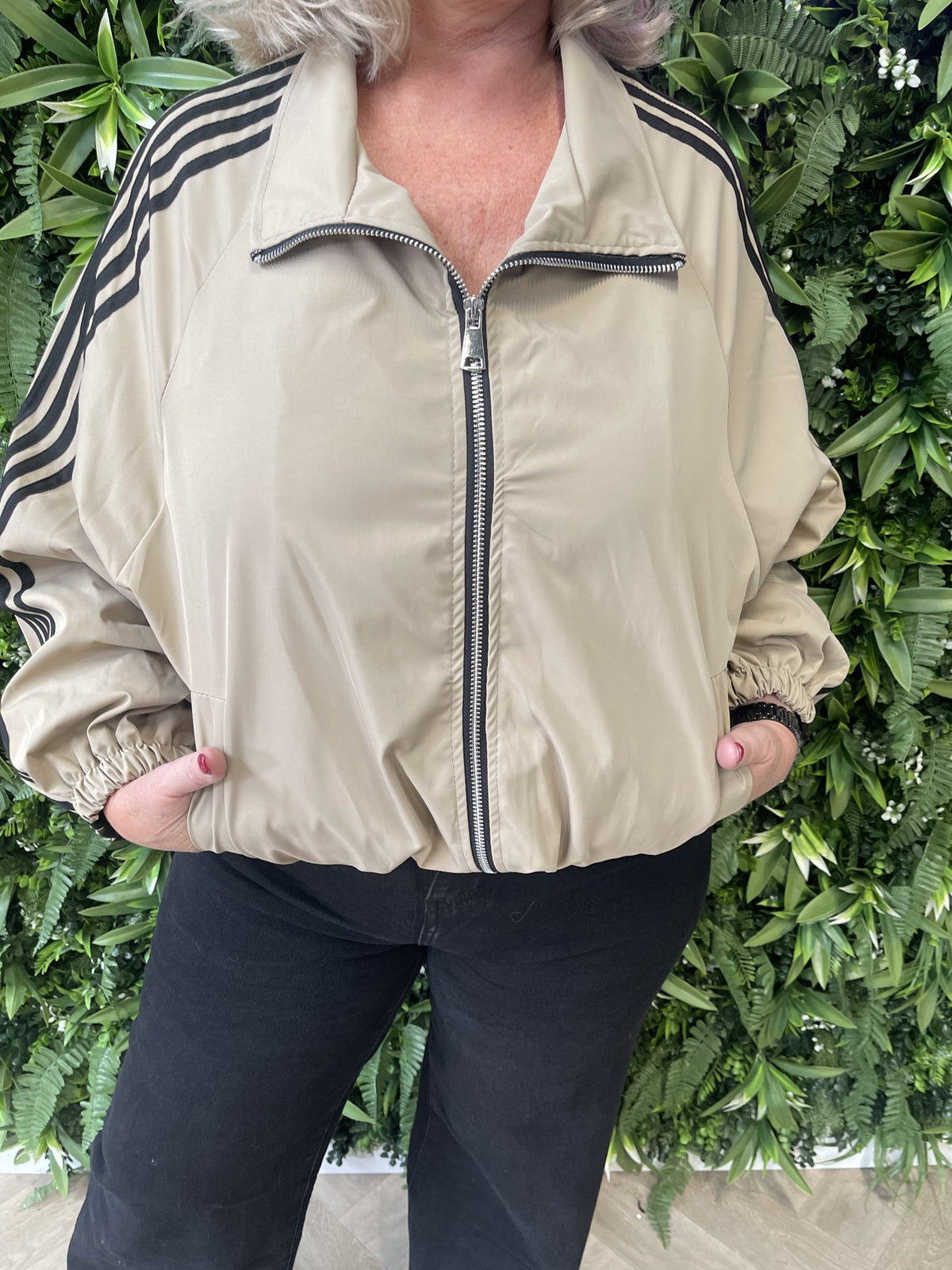 Korte bomber strepenbies met pofmouwen taupe