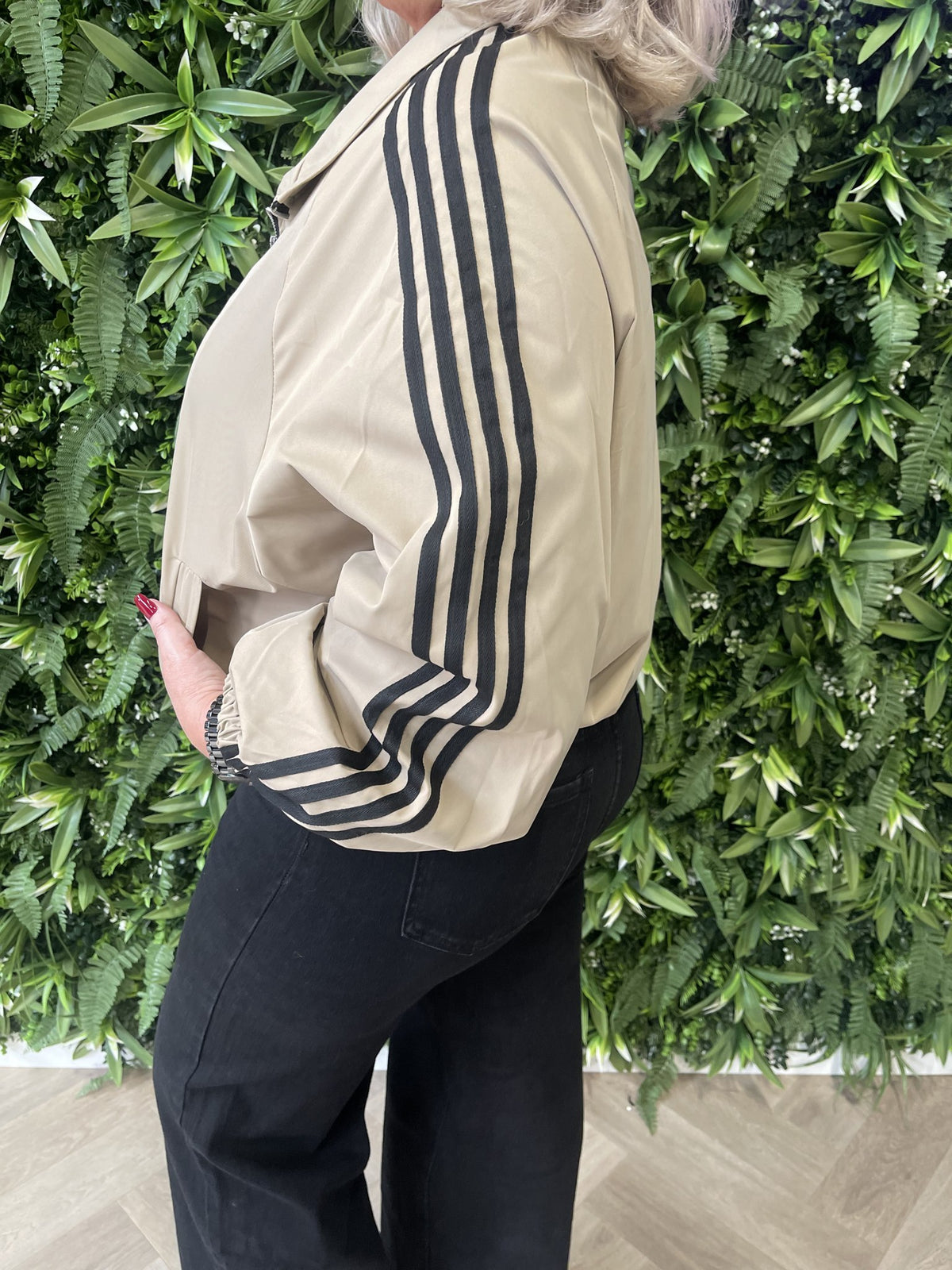 Korte bomber strepenbies met pofmouwen taupe
